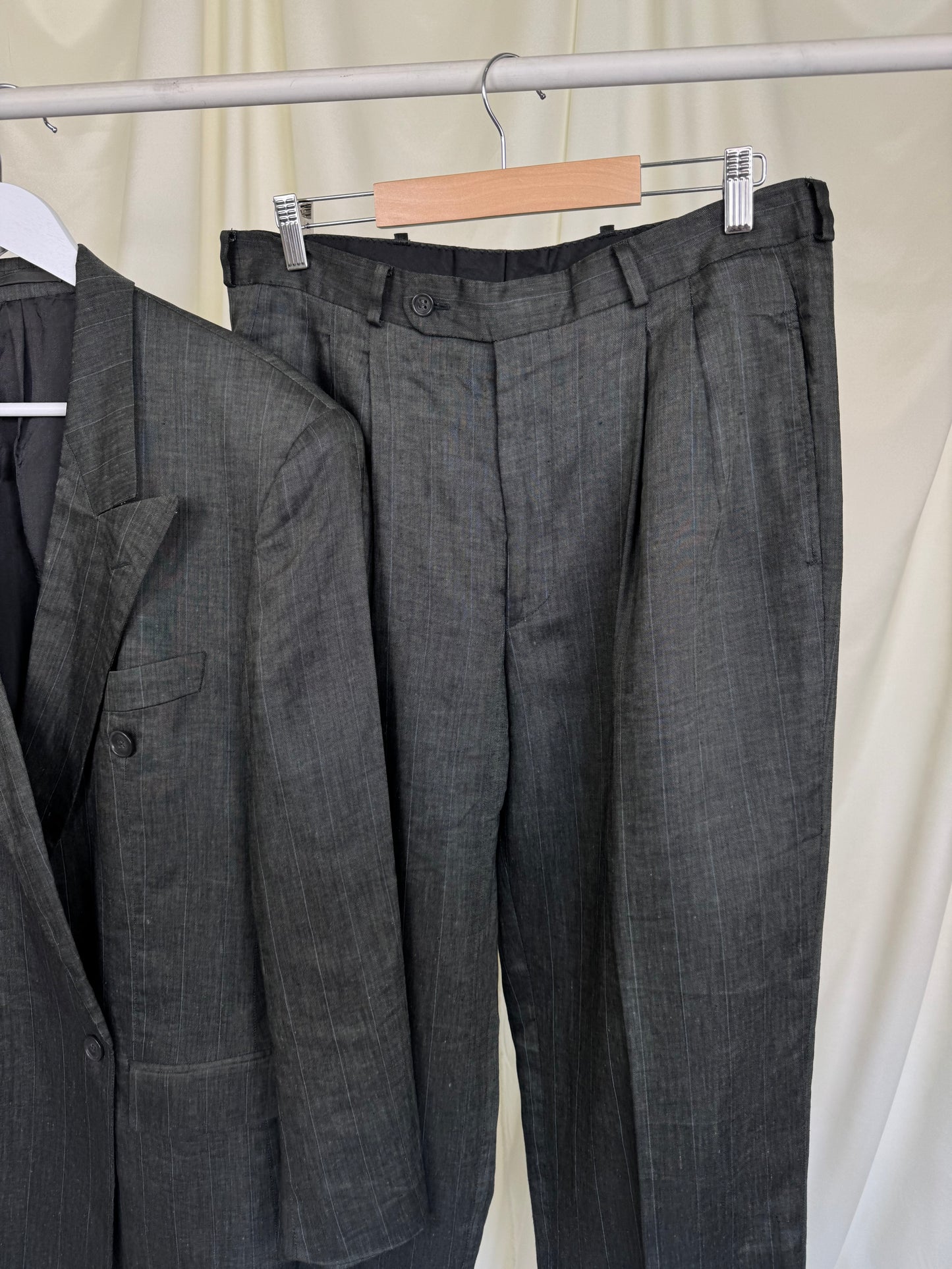 Costum HUGO BOSS din 100% in, verde închis cu dungi fine, pantalon cu talie înaltă (Mărimea L)