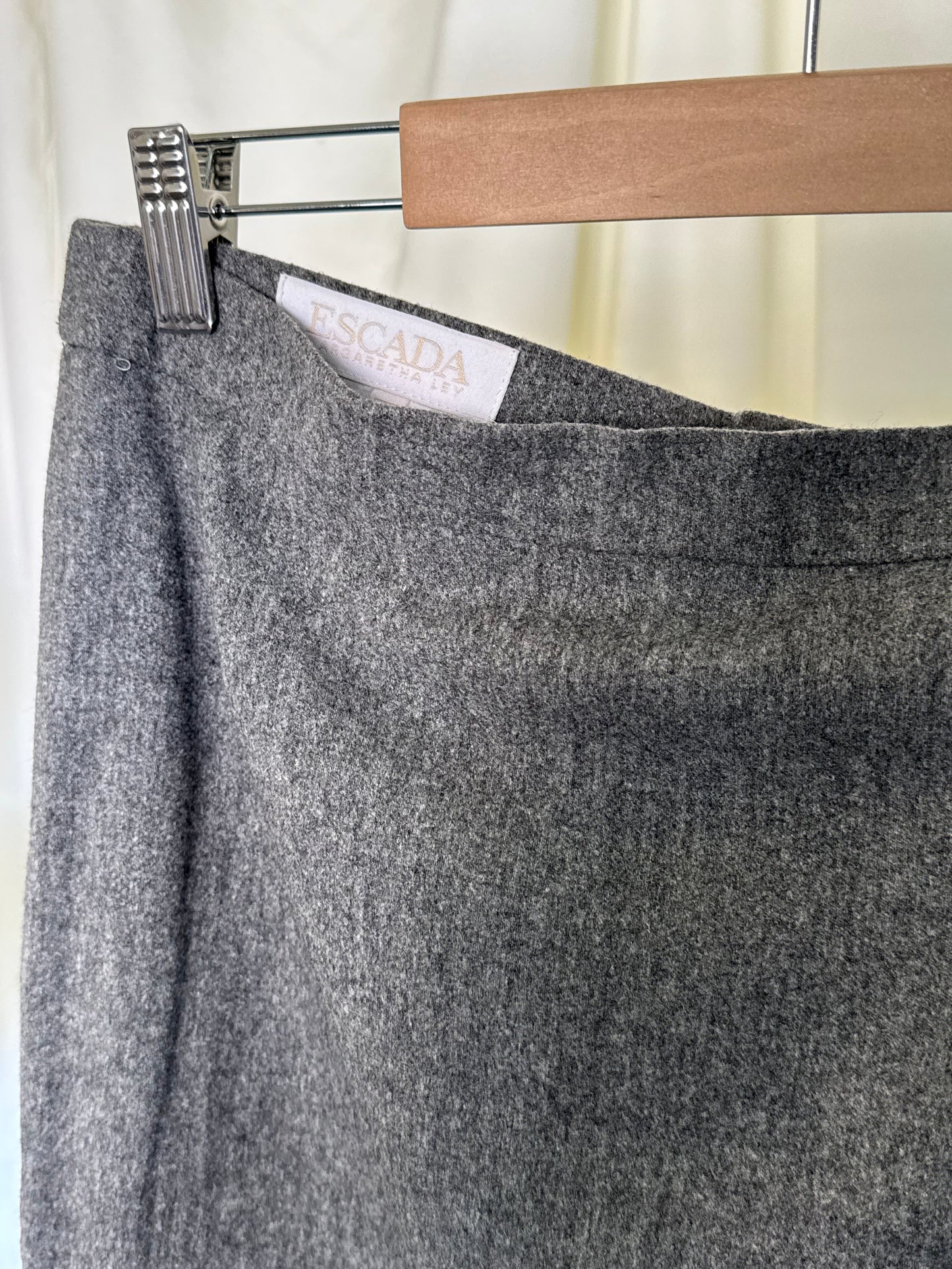 Fusta ESCADA office din lana extrem de fină 
(Mărimea L)
