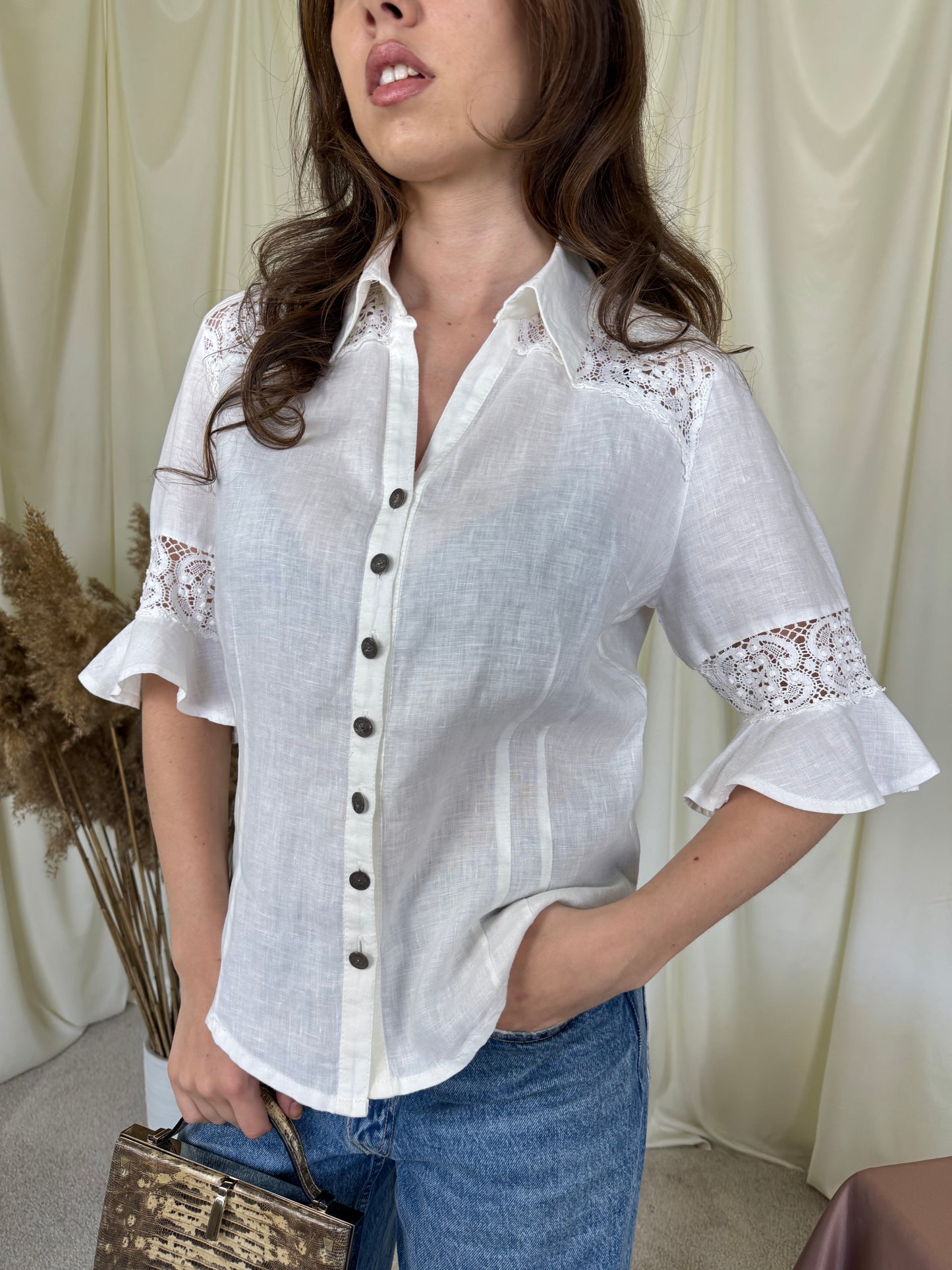 Cămașă vintage din 100% in cu broderie și detalii la spate tip corset
(Mărimea 38/M)