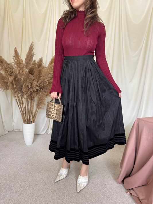 Fusta superbă din 100% mătase naturală și detalii din catifea de bumbac. 
(Mărimea S/M)