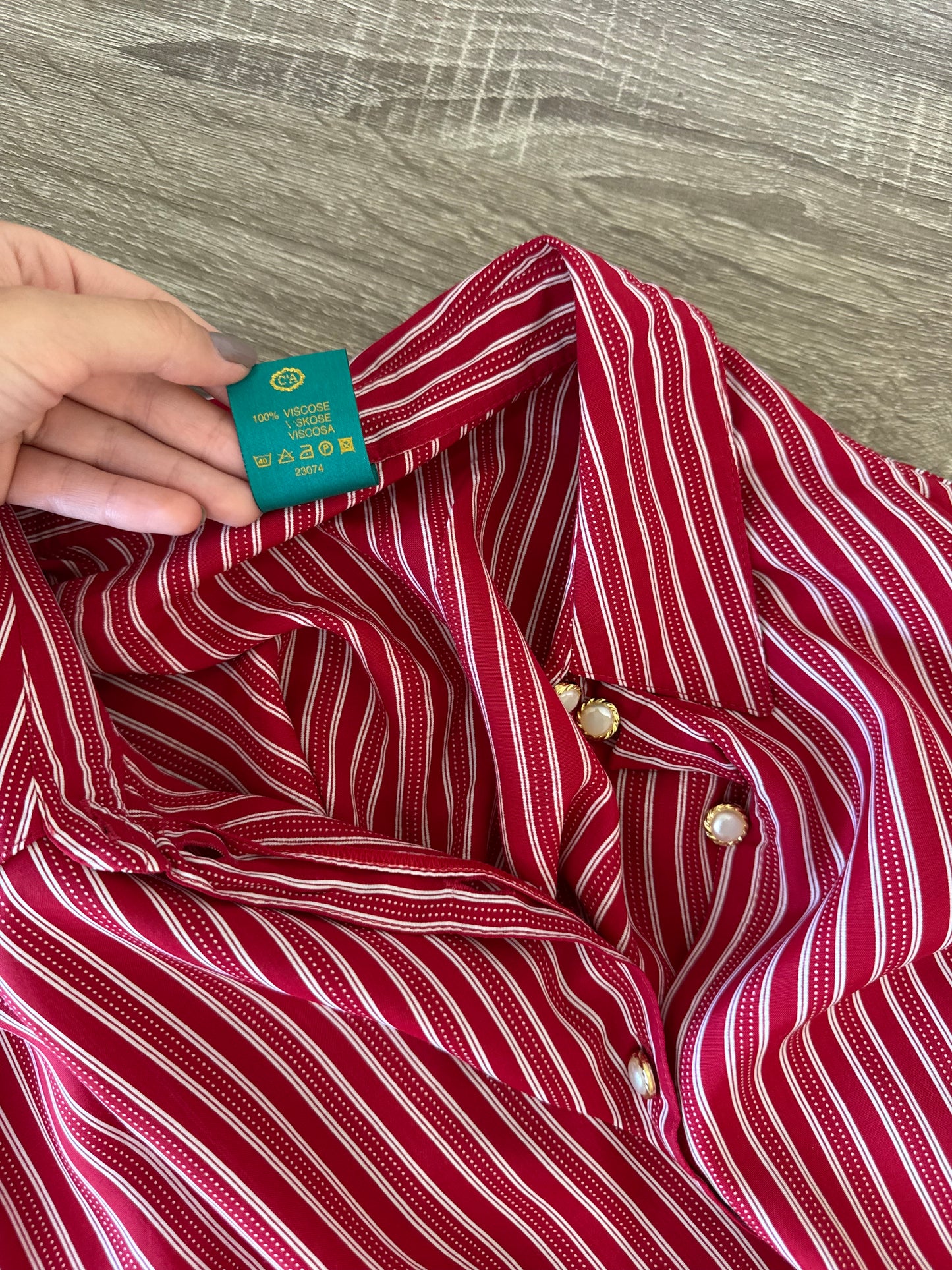 Cămașă vintage din 100% vascoza cu nasturi tip bijuterie 
(Mărimea L/XL)