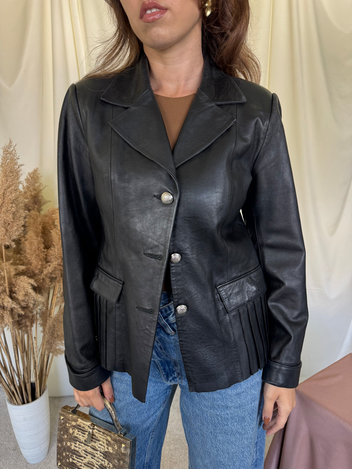 Jacheta vintage superbă din 100% piele naturală într-un croi superb ( mărimea M)