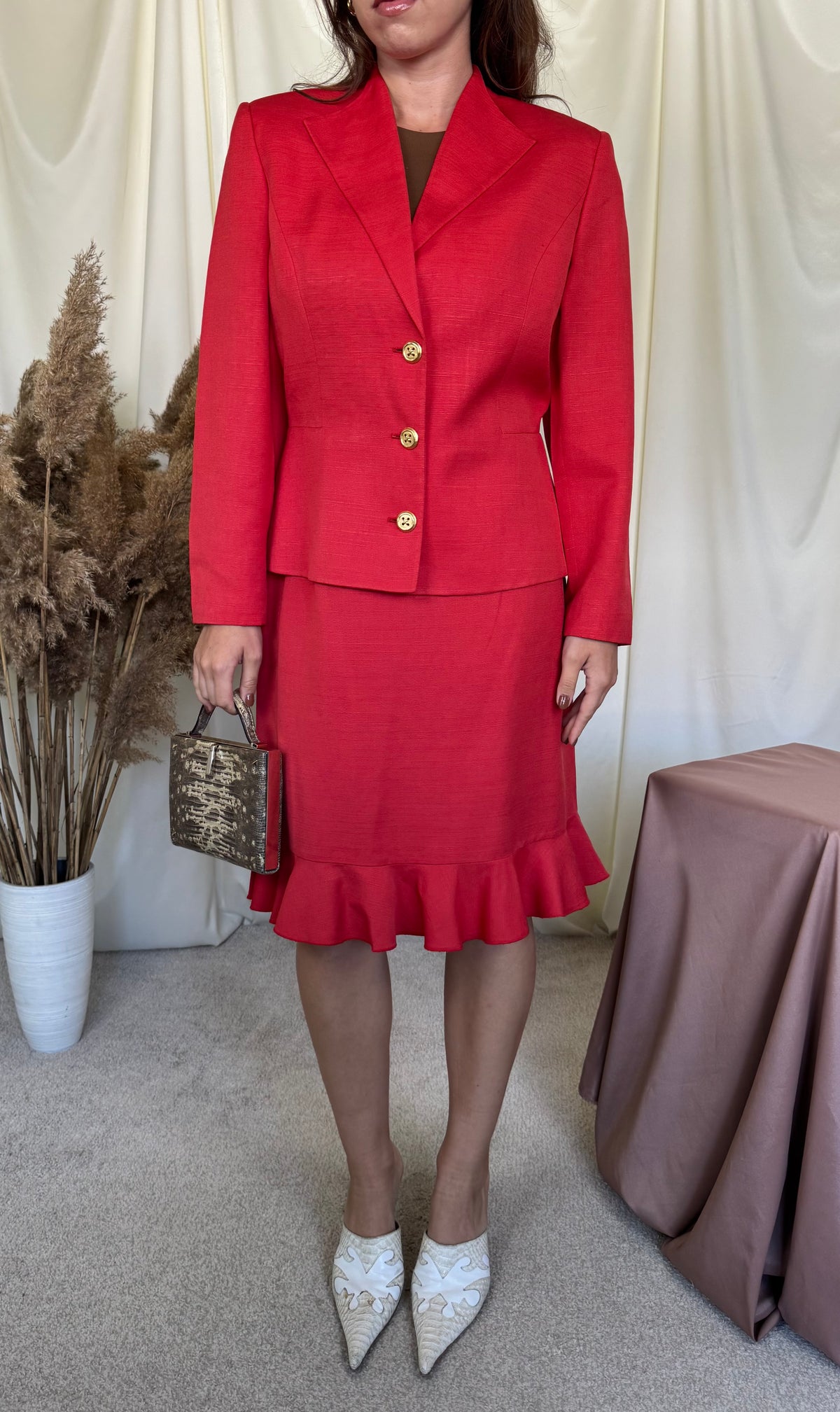 Deux piece luxury VALENTINO, sacou cambrat cu nasturi bijuterie si fusta feminină cu talie înaltă ( mărimea M)