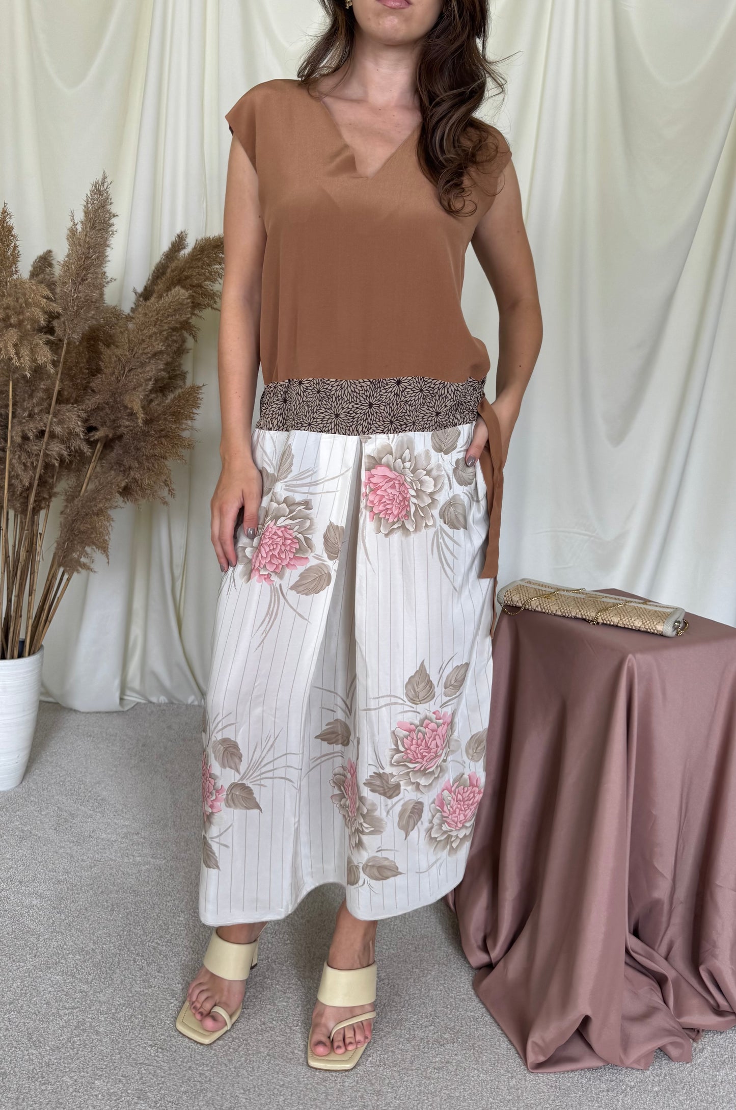 Back! Rochie/ piesă unicat din 100% mătase naturala, maro cu print floral și cordon în talie( mărimea M/L)