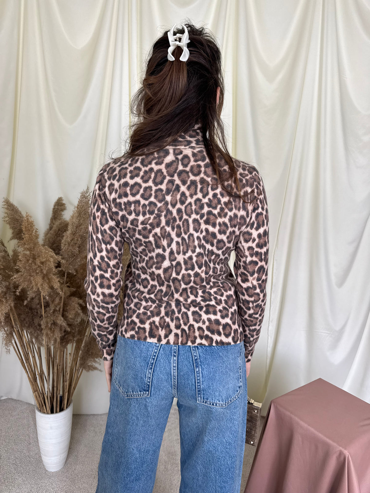 Pulover Madeleine pe gat din lana și cașmir cu animal print ( mărimea S)
