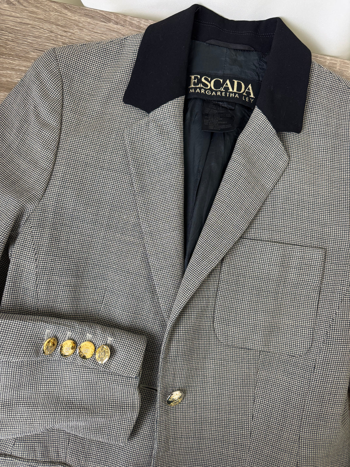Sacou vintage premium ESCADA din stofă de lână și mătase naturală, nasturi aurii inscripționați ( mărimea S)