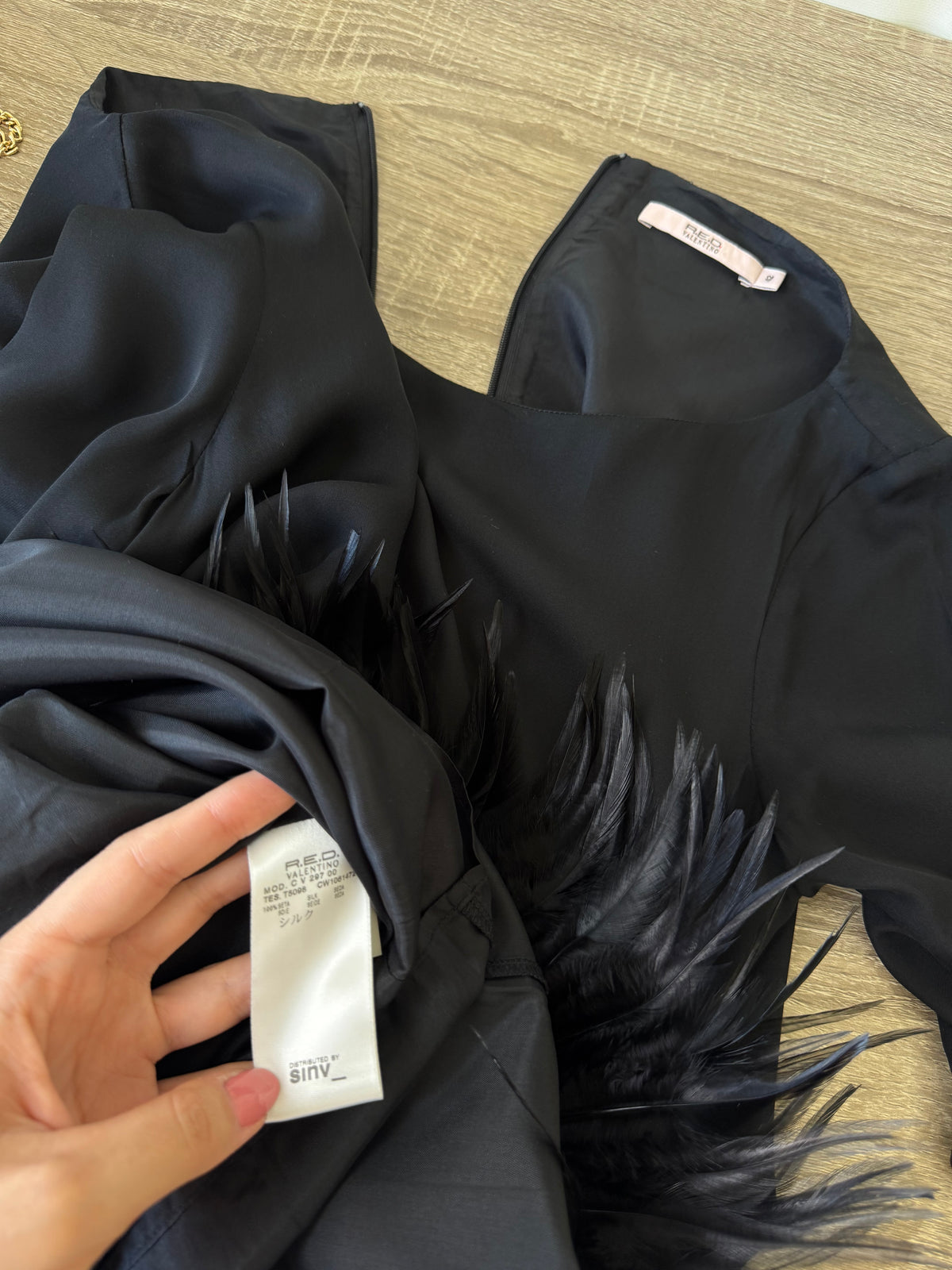 Rochie luxury de ocazie VALENTINO din 100% mătase naturală cu pene naturale, must în garderobă ( mărimea S)