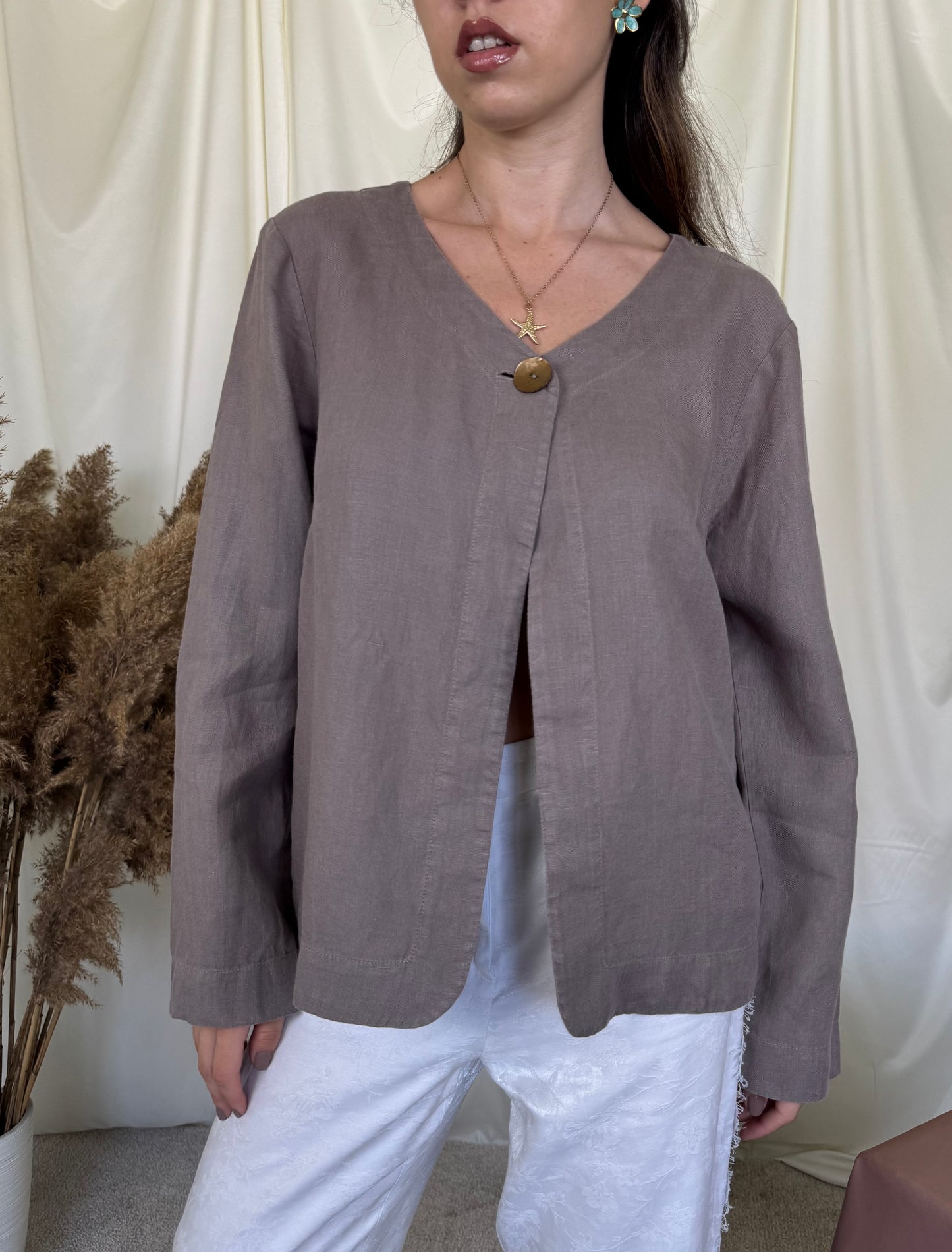Sacou în fit lejer din 100% in cu nasture tip perla ( mărimea M/L)