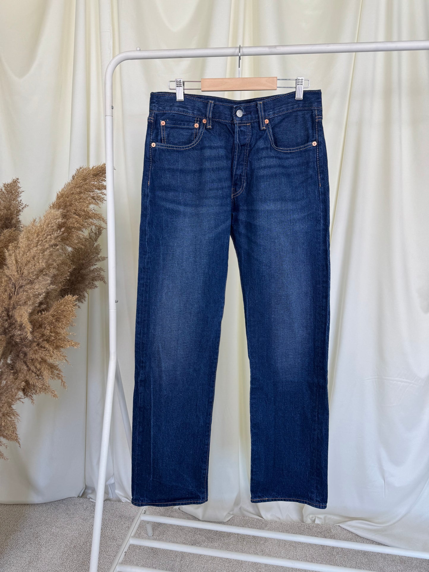 Blugi Levi’s 501 cu talie medie & straight leg 
(Mărimea S/M)
