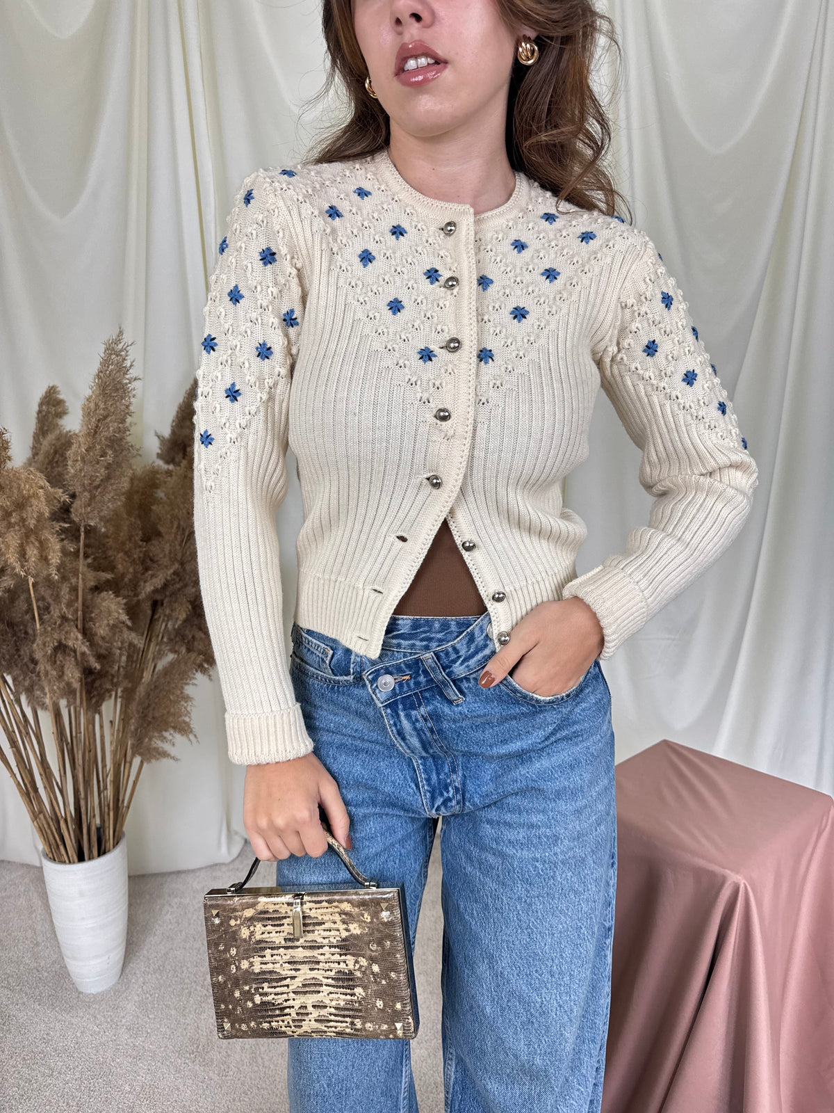 Cardigan vintage realizat manual din 100% lână crem cu motive florale ( mărimea S/M)