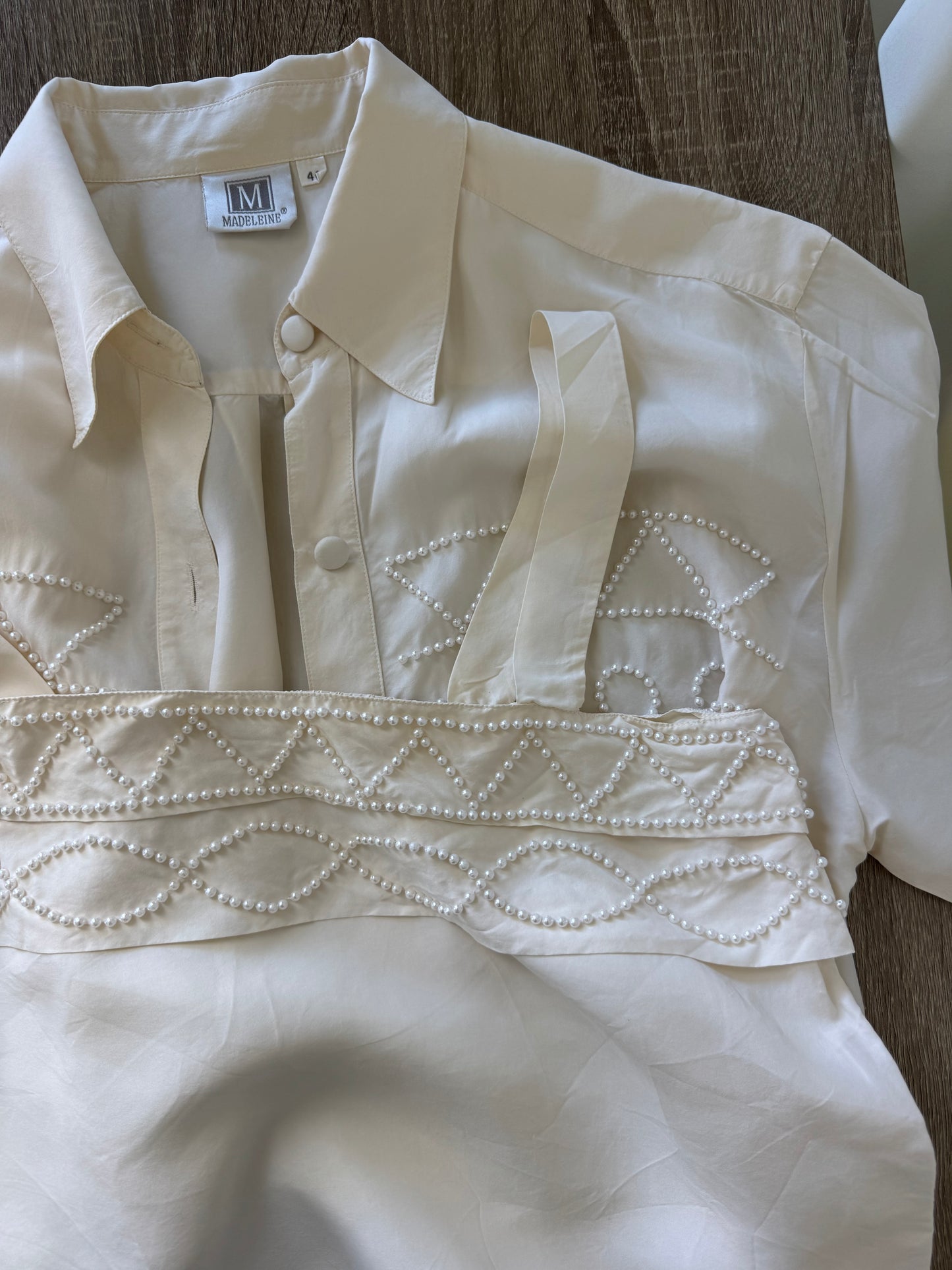 Set premium MADELEINE din mătase naturală, top + cămașă cu aplicații tip perla 
(Mărimea M/L)