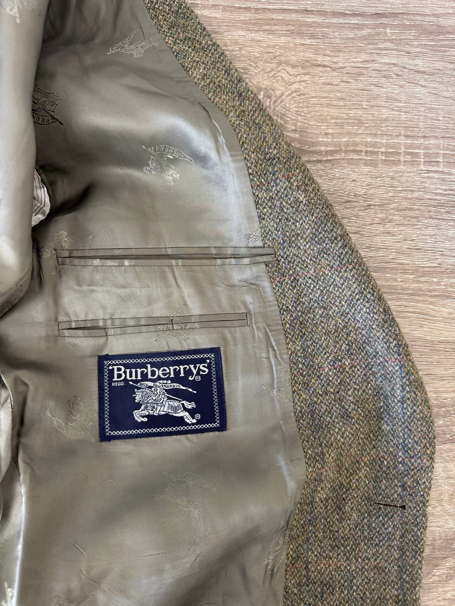 Sacou luxury Burberry din stofă superbă 100% lână cu print, căptușeală inscripționată 
Mărimea L