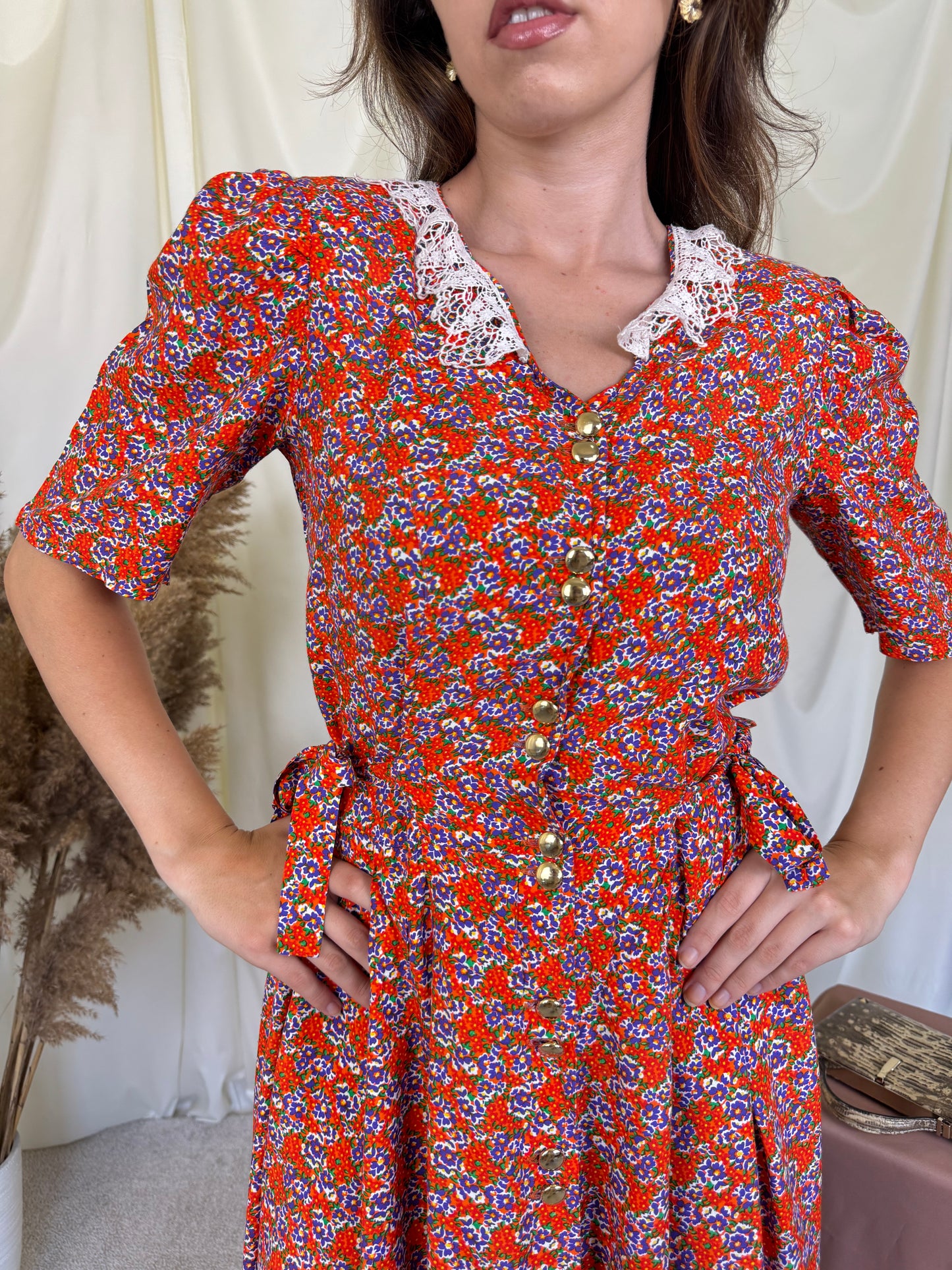 Rochie vintage cu print floral, guler din dantelă și nasturi aurii, talie ajustabilă  
(Mărimea M)