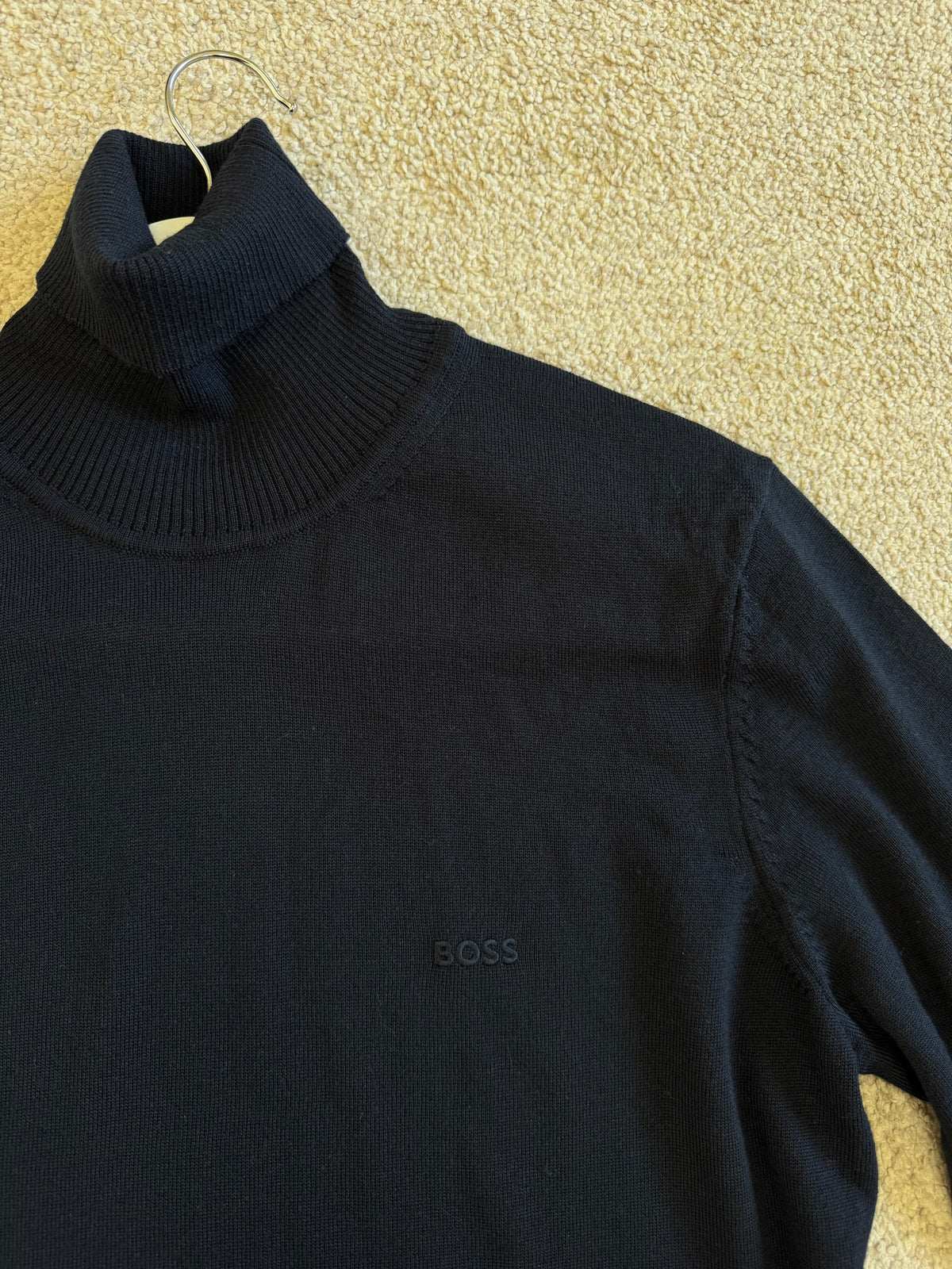 Bluza pe gât Hugo Boss din 100 % lana virgină ( mărimea S/M )