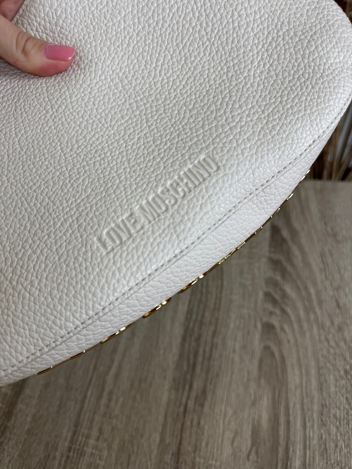 Geanta LOVE MOSCHINO din piele naturală cu feronerie aurie 
Prezintă mică urmă