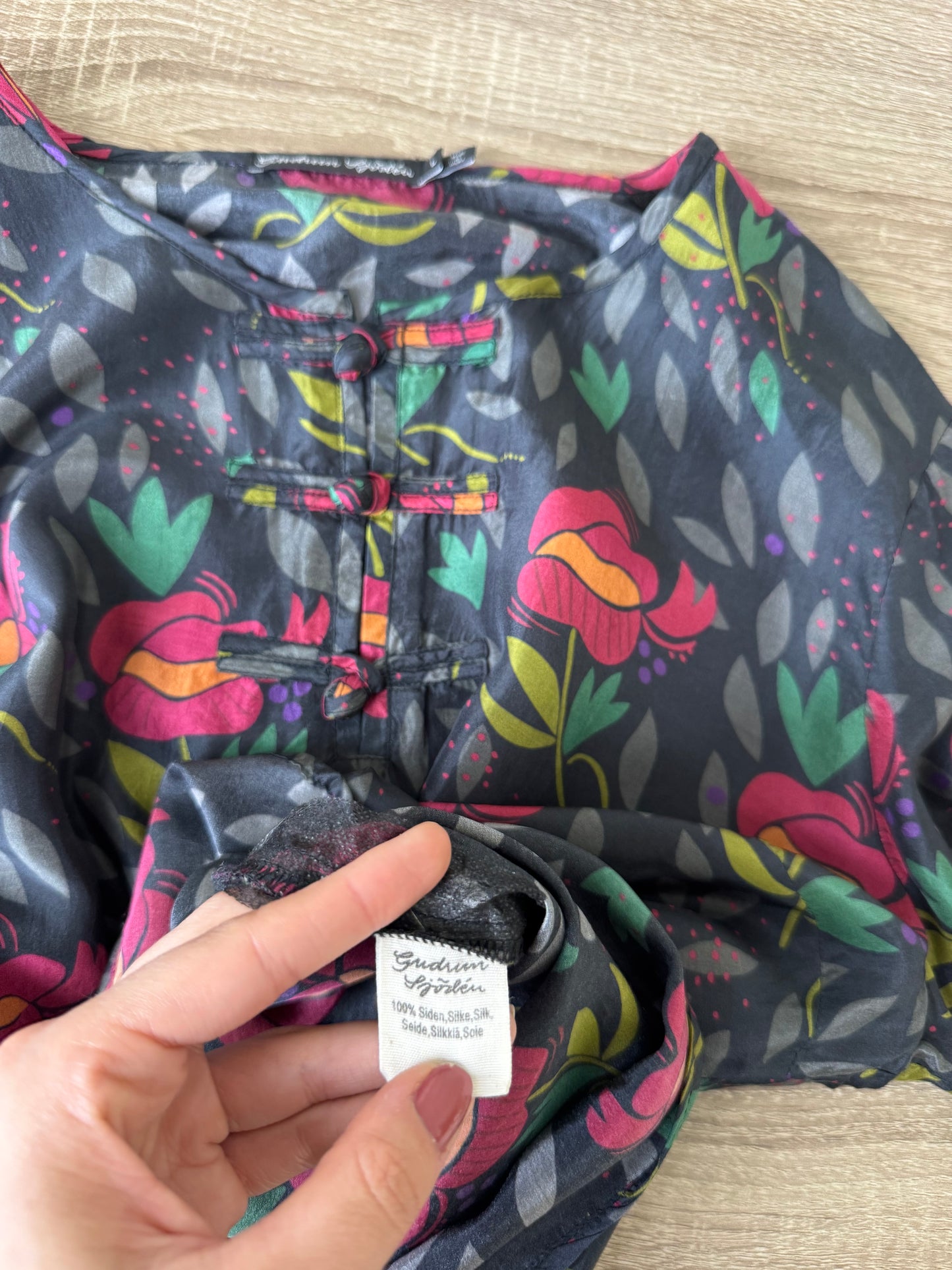 Cămașă din mătase naturala cu print negru și flori 
(Mărimea L)