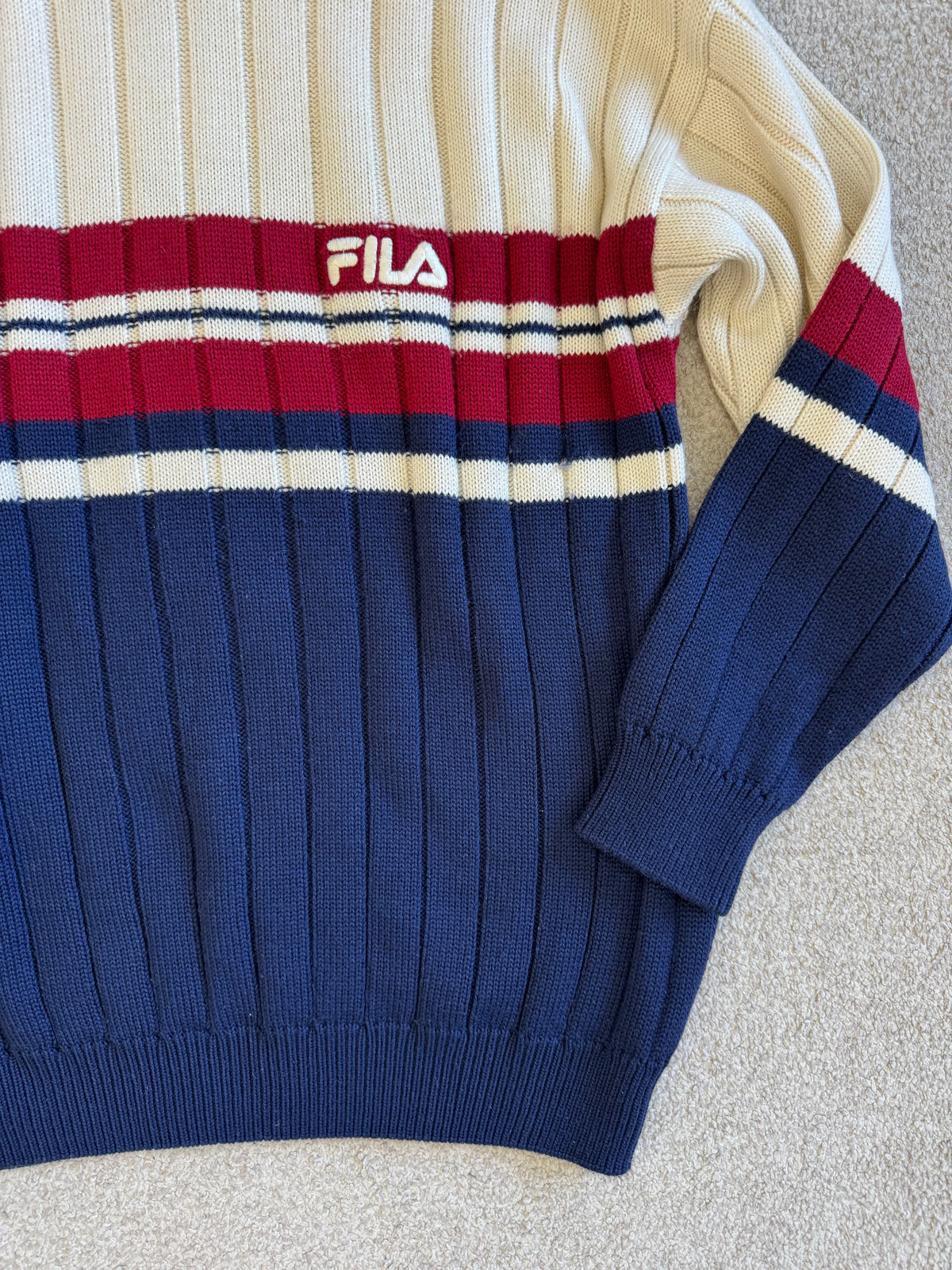 Pulover vintage FILA  din 50% până cu inscripție brodată ( mărimea XL)
