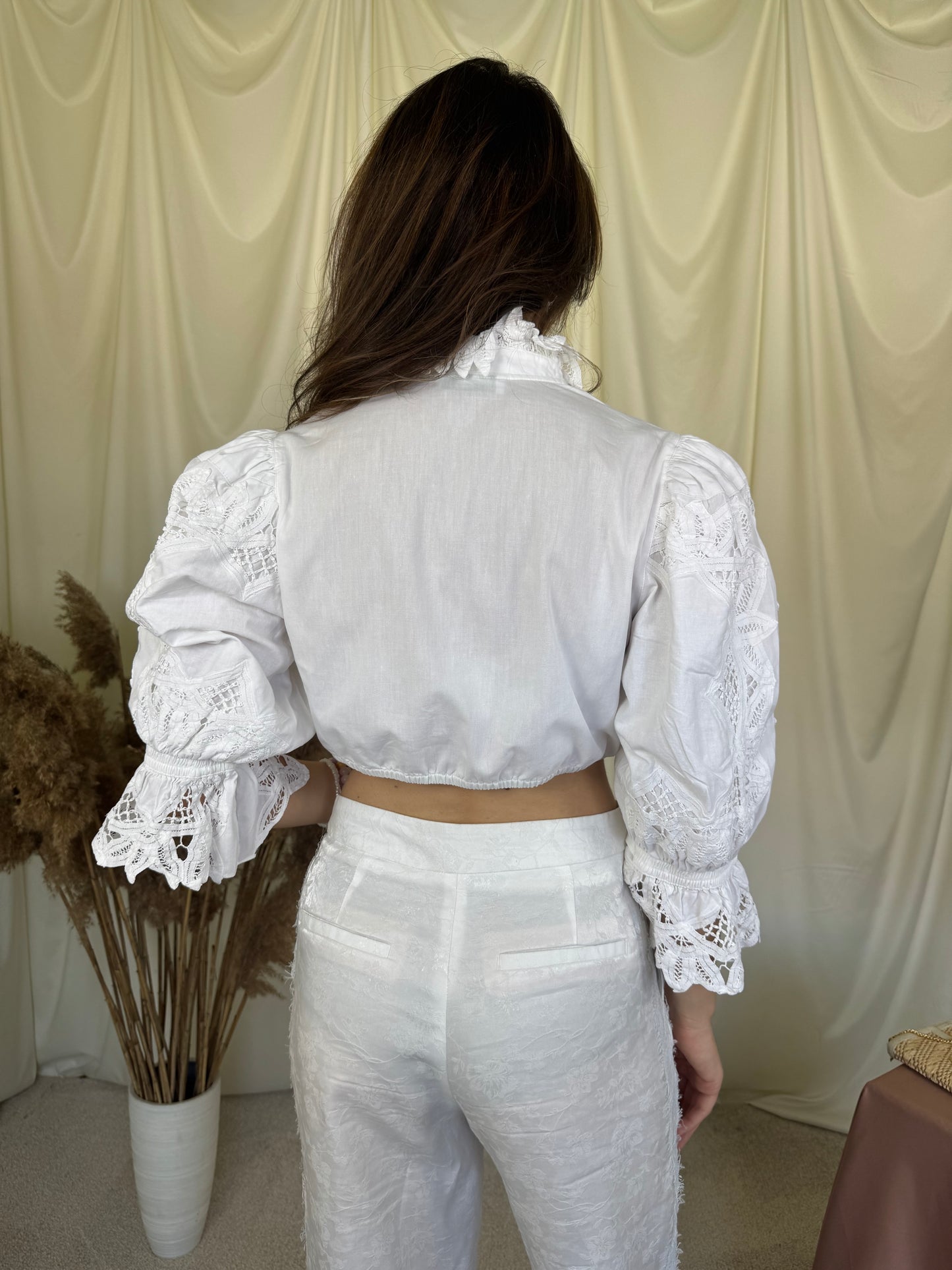 Cămașă vintage din 100% bumbac cu broderie excepțională, umeri bufanți( mărimea M)