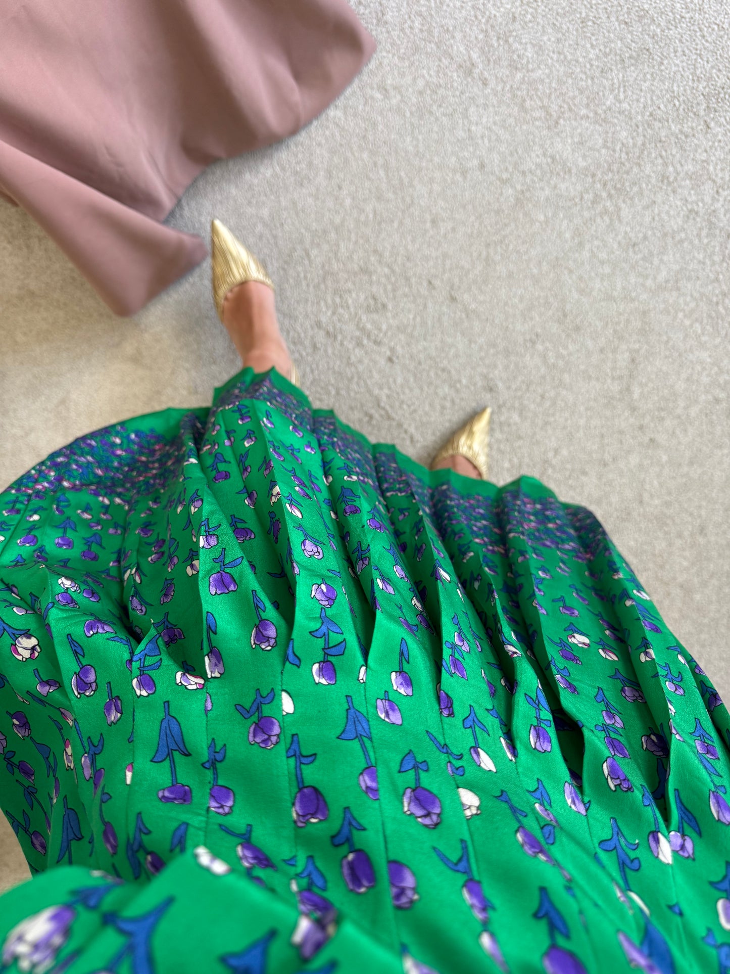 Rochie vintage din 100% mătase naturala cu prin floral, pliuri fine și croială vaporoasă 
(Mărimea M/L)