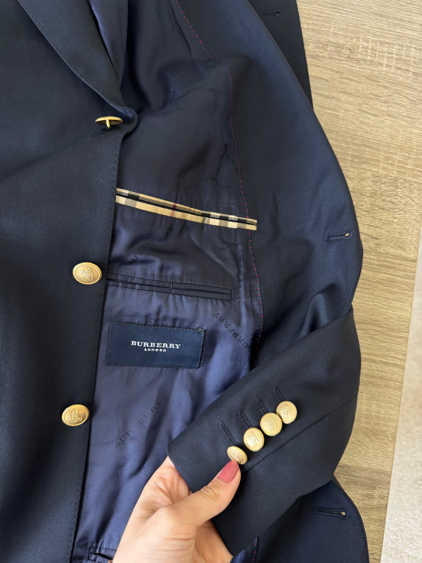Sacou BURBERRY cu nasturi metalici inscripționați in fit oversized 
(Mărimea L/XL)