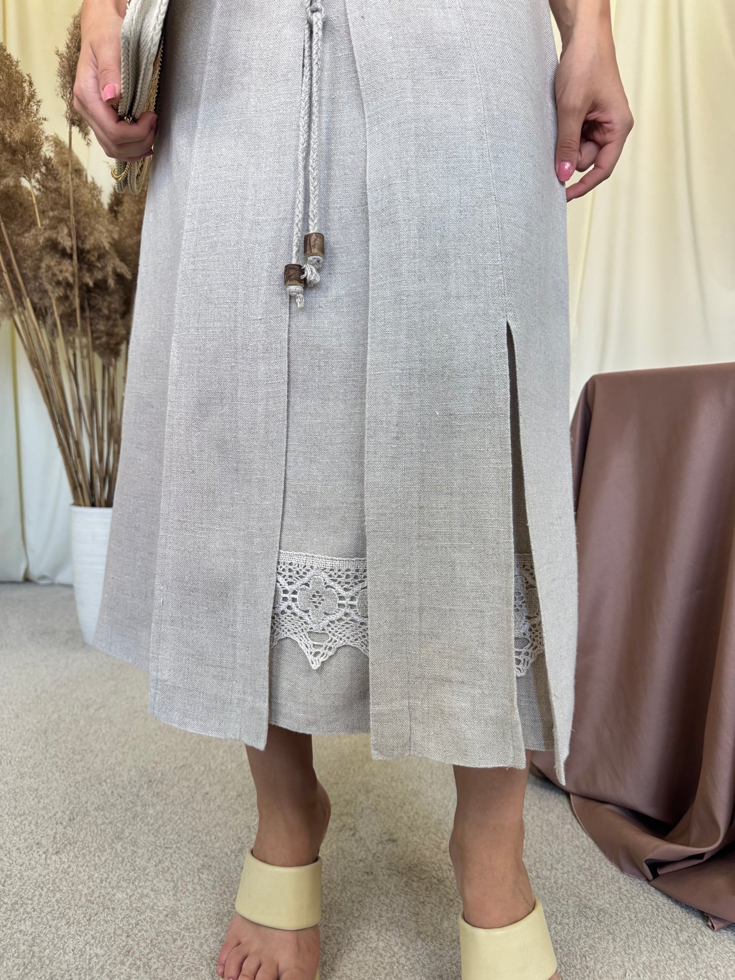 Fusta vintage din 100% in cu talie înaltă, broderie superbă, șlițuri laterale ( mărimea M/L)