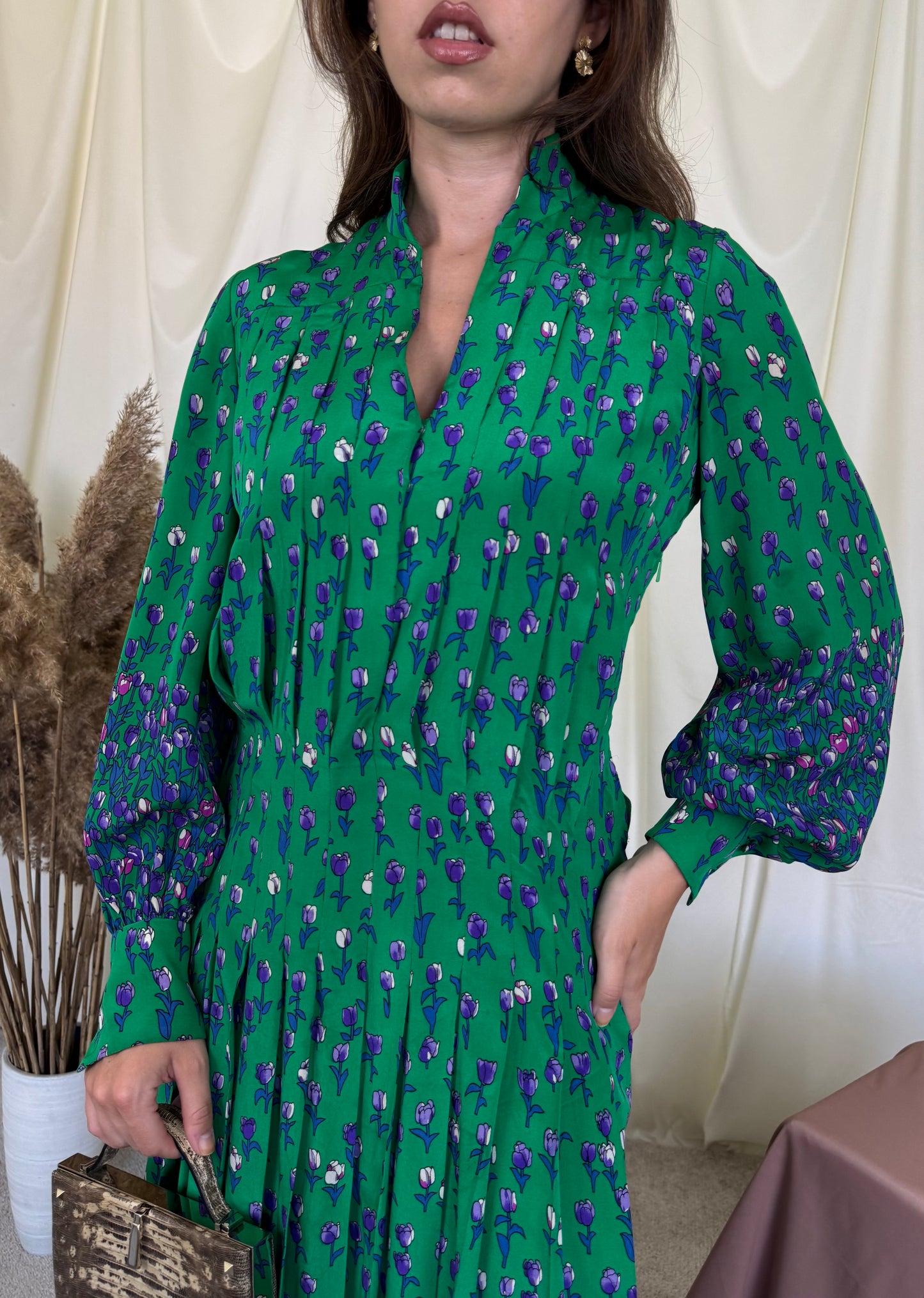 Rochie vintage din 100% mătase naturala cu prin floral, pliuri fine și croială vaporoasă 
(Mărimea M/L)