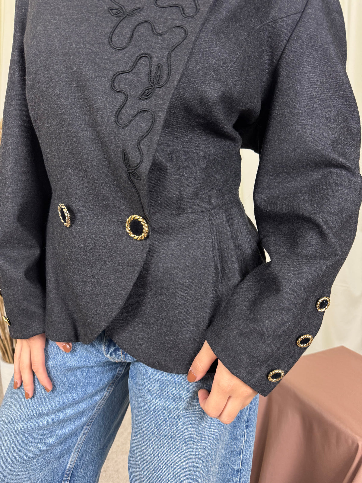 Jacheta vintage din 100% lână cu detalii brodate și nasturi masivi tip bijuterie ( mărimea L/XL)