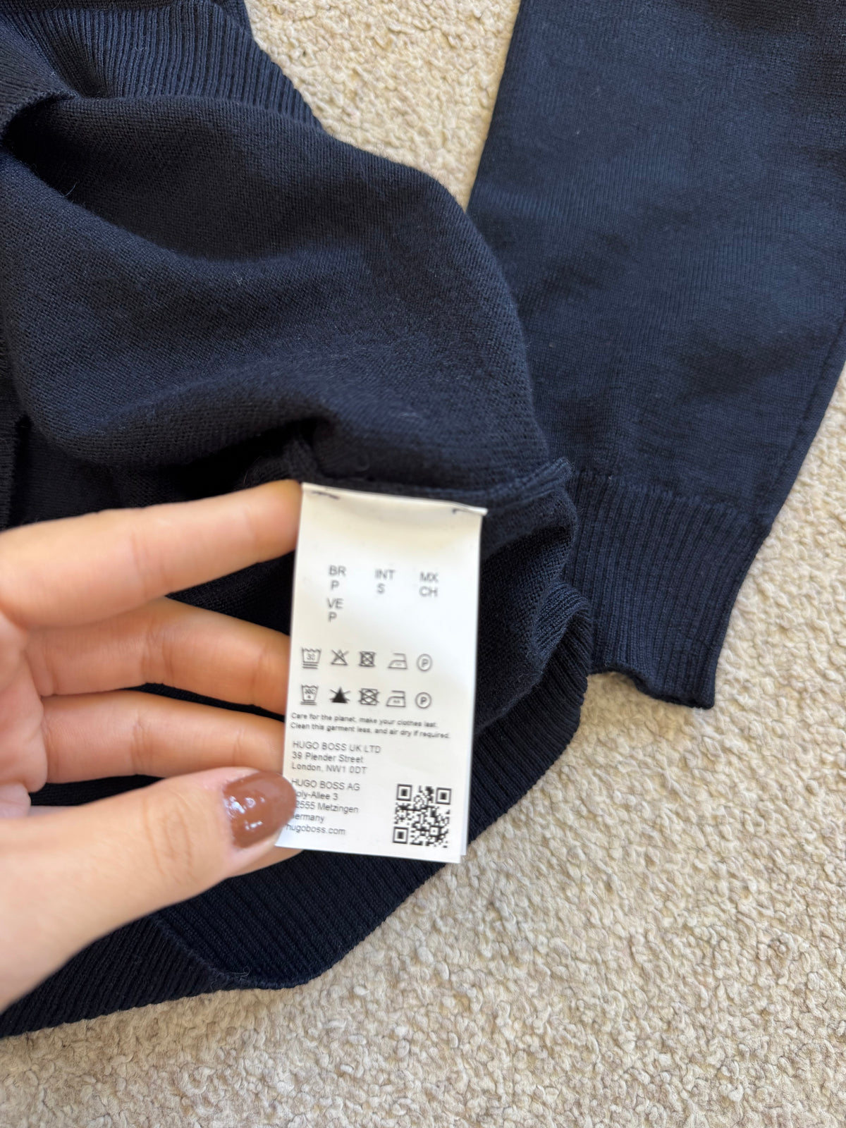 Bluza pe gât Hugo Boss din 100 % lana virgină ( mărimea S/M )