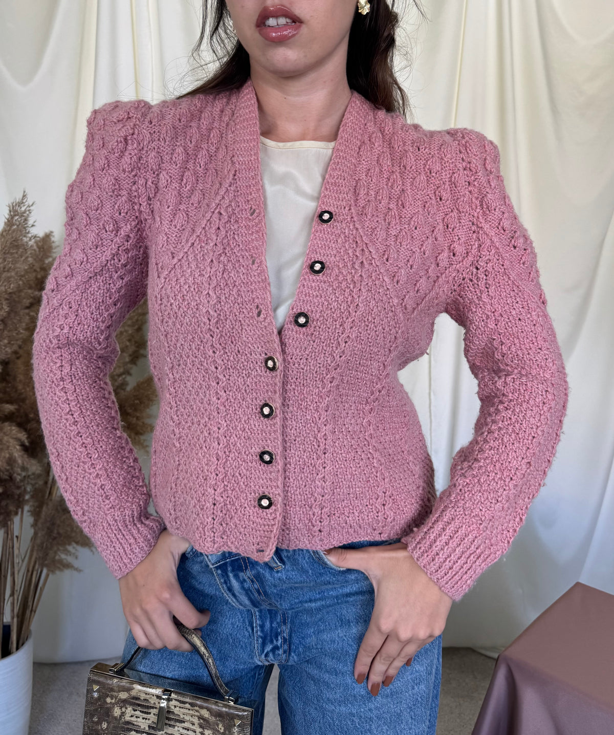 Cardigan roz lucrat manual cu umeri accentuați ( mărime universală - M/L)