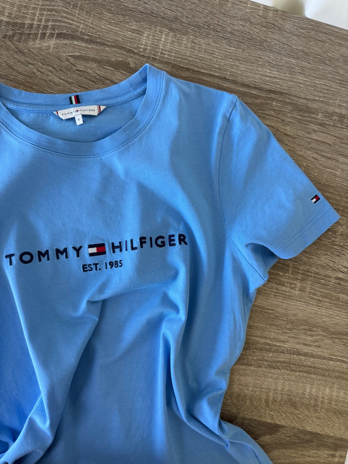 Tricou nou TOMMY HILFIGER din bumbac albastru  ( mărimea S- S/M)