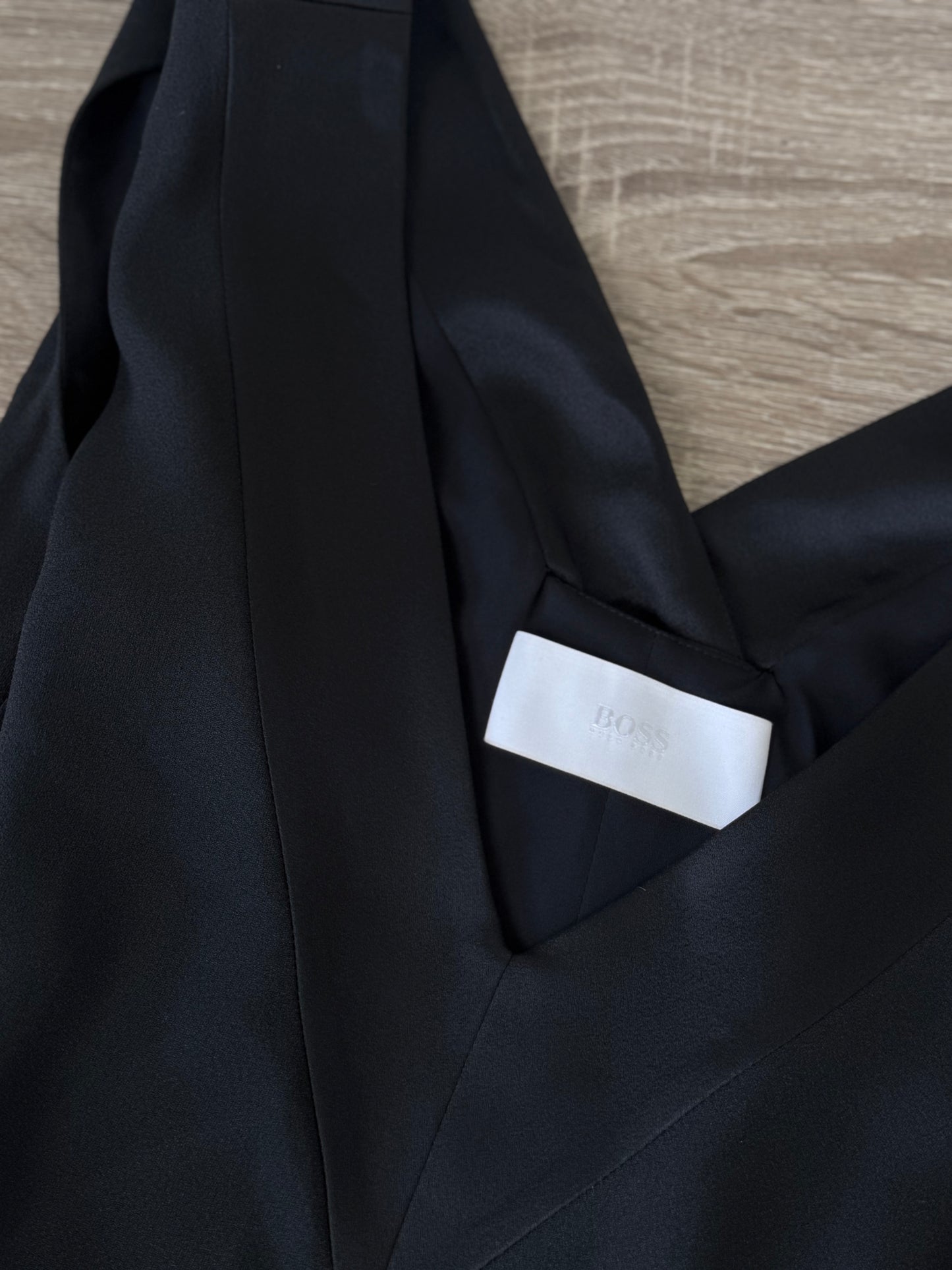 Rochie Hugo Boss elegantă cu detalii satinate ( mărimea L)