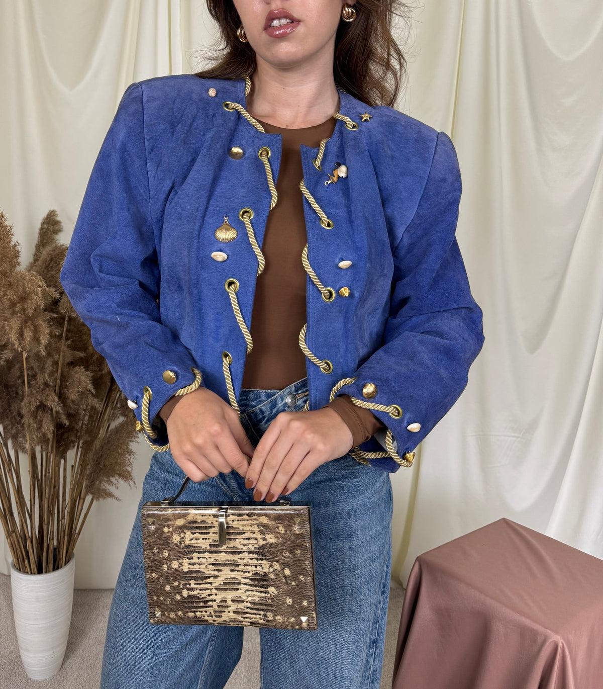 Jacheta vintage din 100% piele naturală cu accesorii metalice aurii ( mărimea M/L)