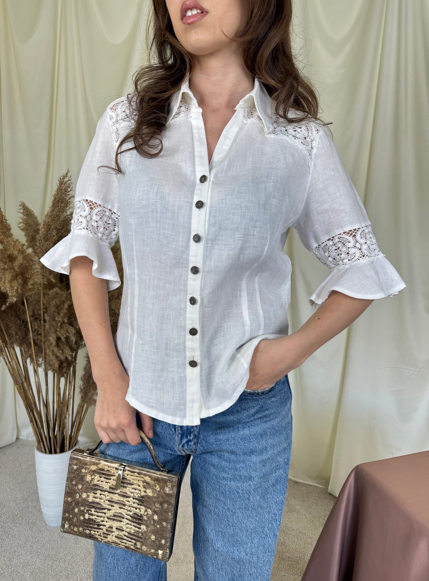 Cămașă vintage din 100% in cu broderie și detalii la spate tip corset
(Mărimea 38/M)