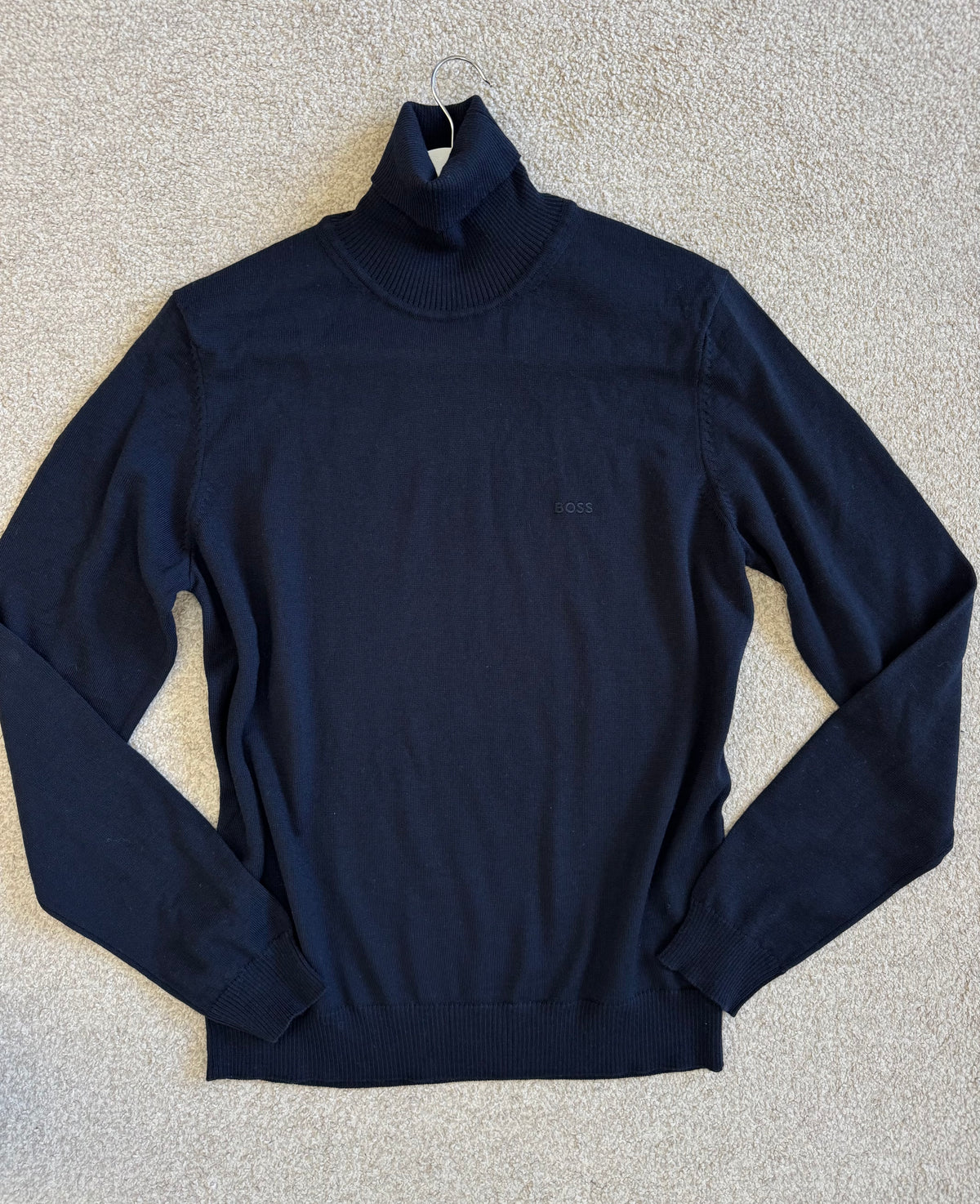Bluza pe gât Hugo Boss din 100 % lana virgină ( mărimea S/M )