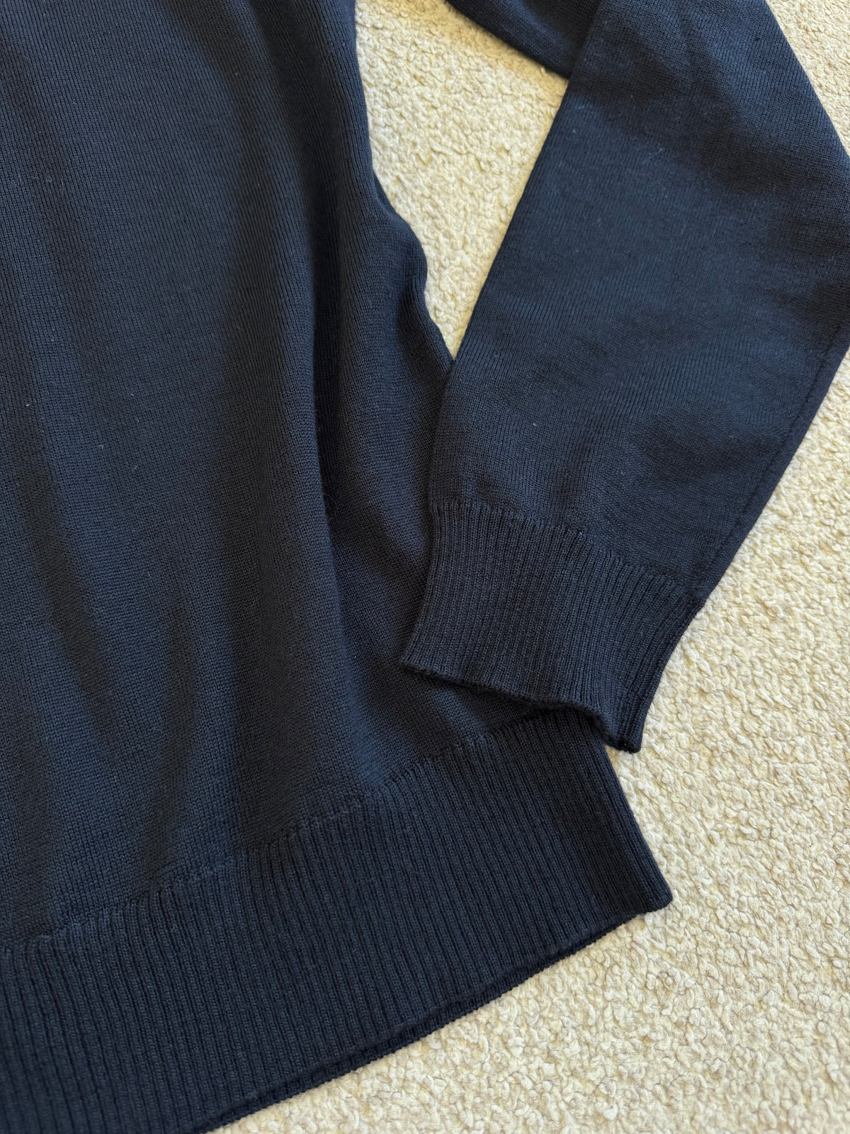 Bluza pe gât Hugo Boss din 100 % lana virgină ( mărimea S/M )
