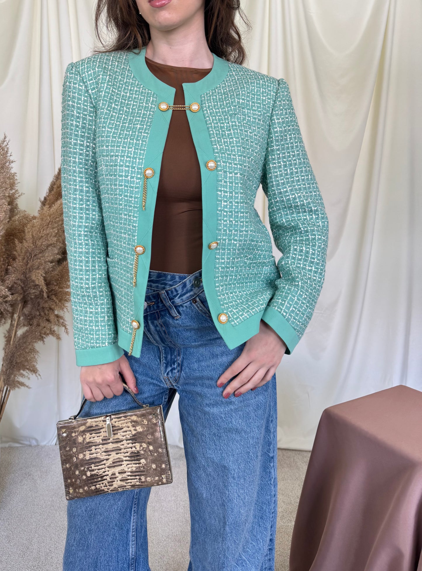 Sacou MARCONA din tweed de lână și vascoza cu nasturi bijuterie 
Stare impecabilă, ca nou 
(Mărimea M)