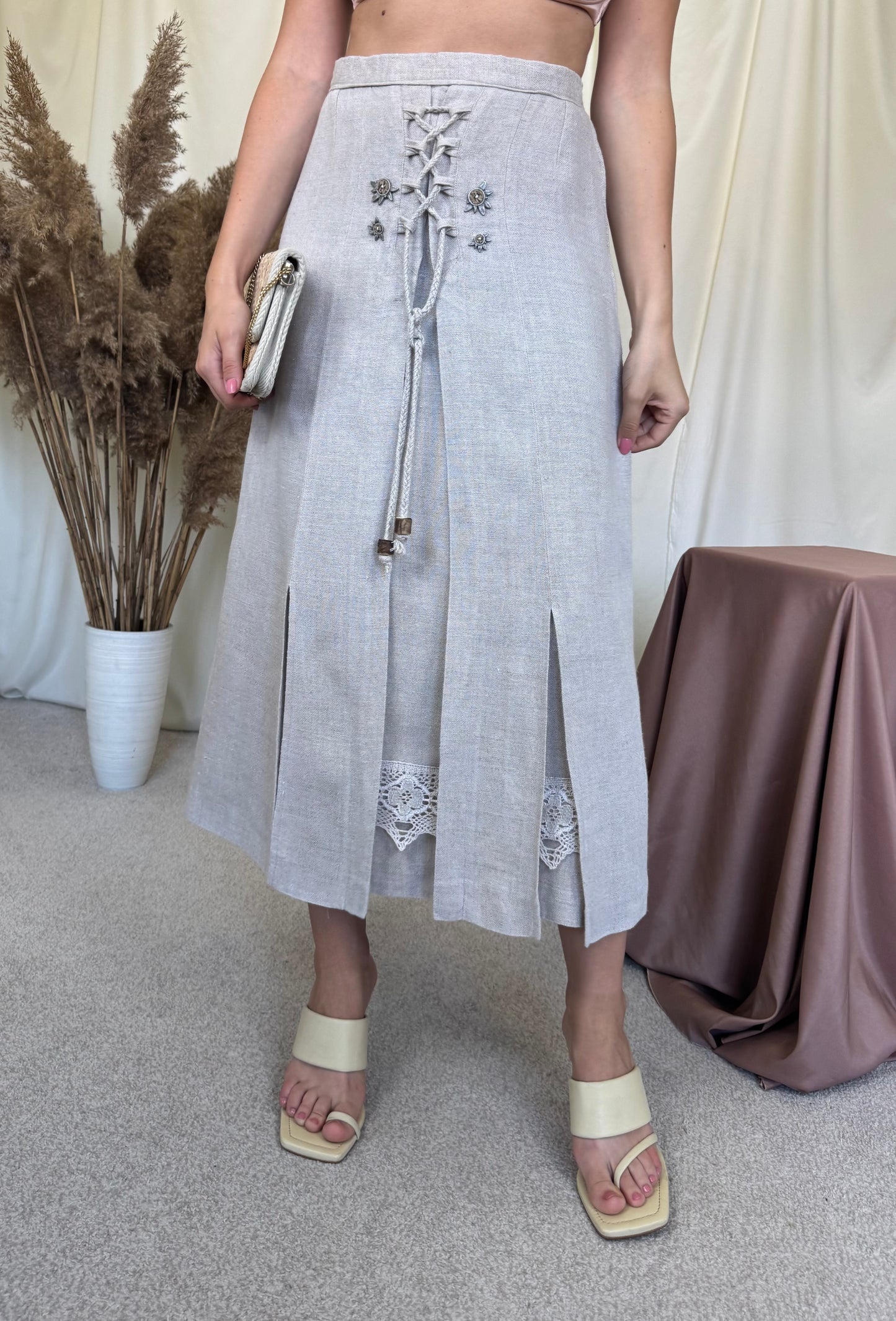 Fusta vintage din 100% in cu talie înaltă, broderie superbă, șlițuri laterale ( mărimea M/L)