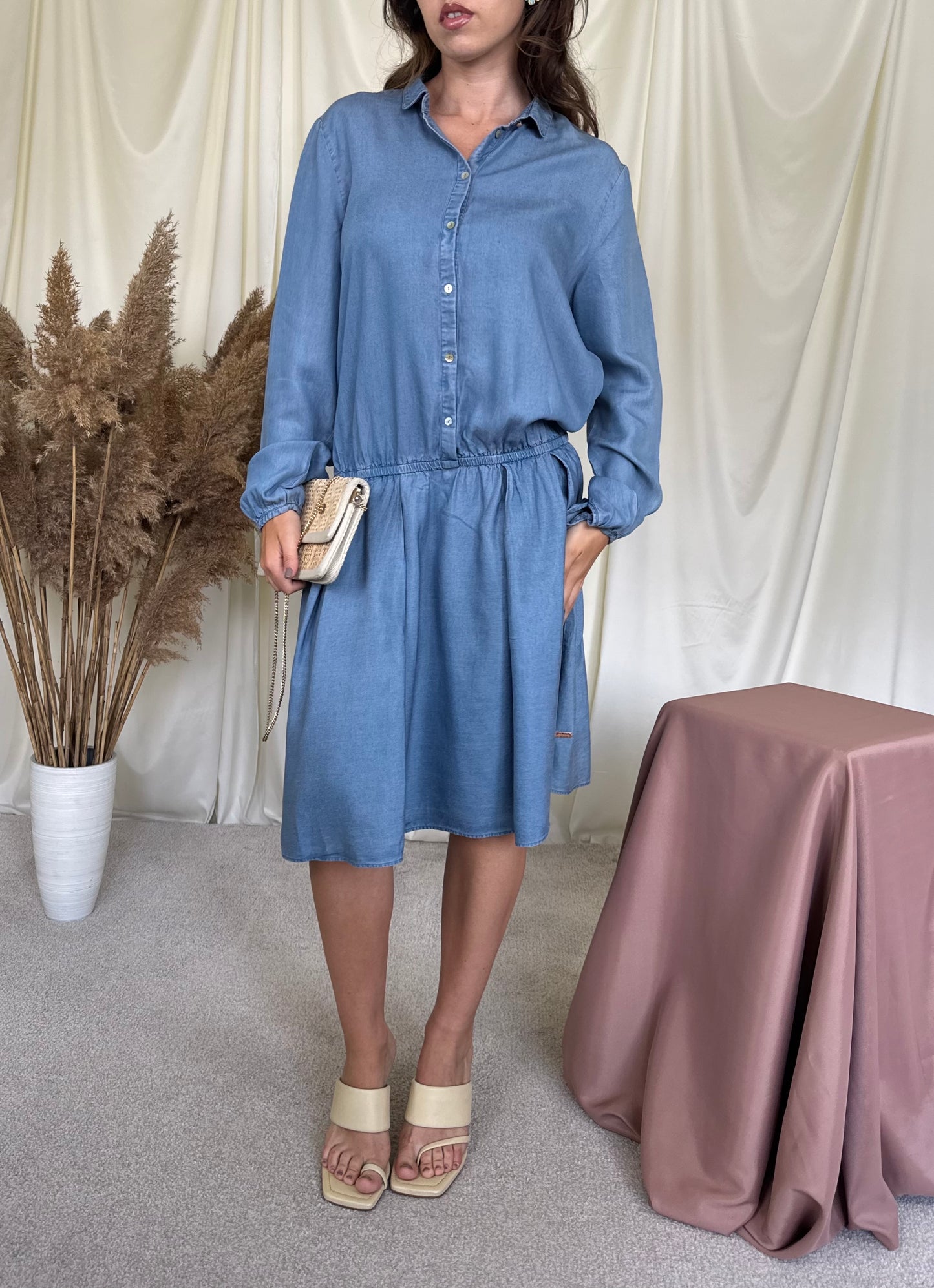 Rochie nouă HUGO BOSS din denim cu talie elastică 
(Mărimea L/XL)