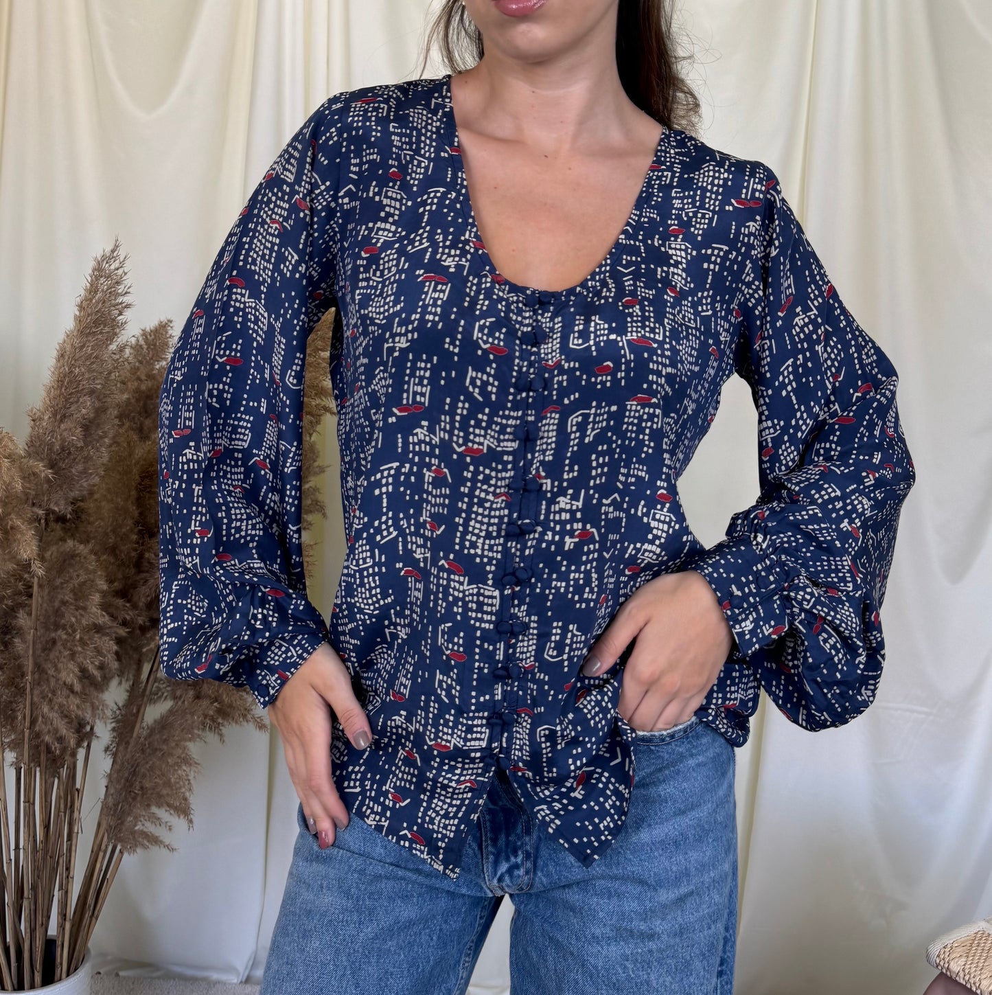 Cămașă vintage din mătase bleu cu print și mâneci ample 
(Mărimea S/M)