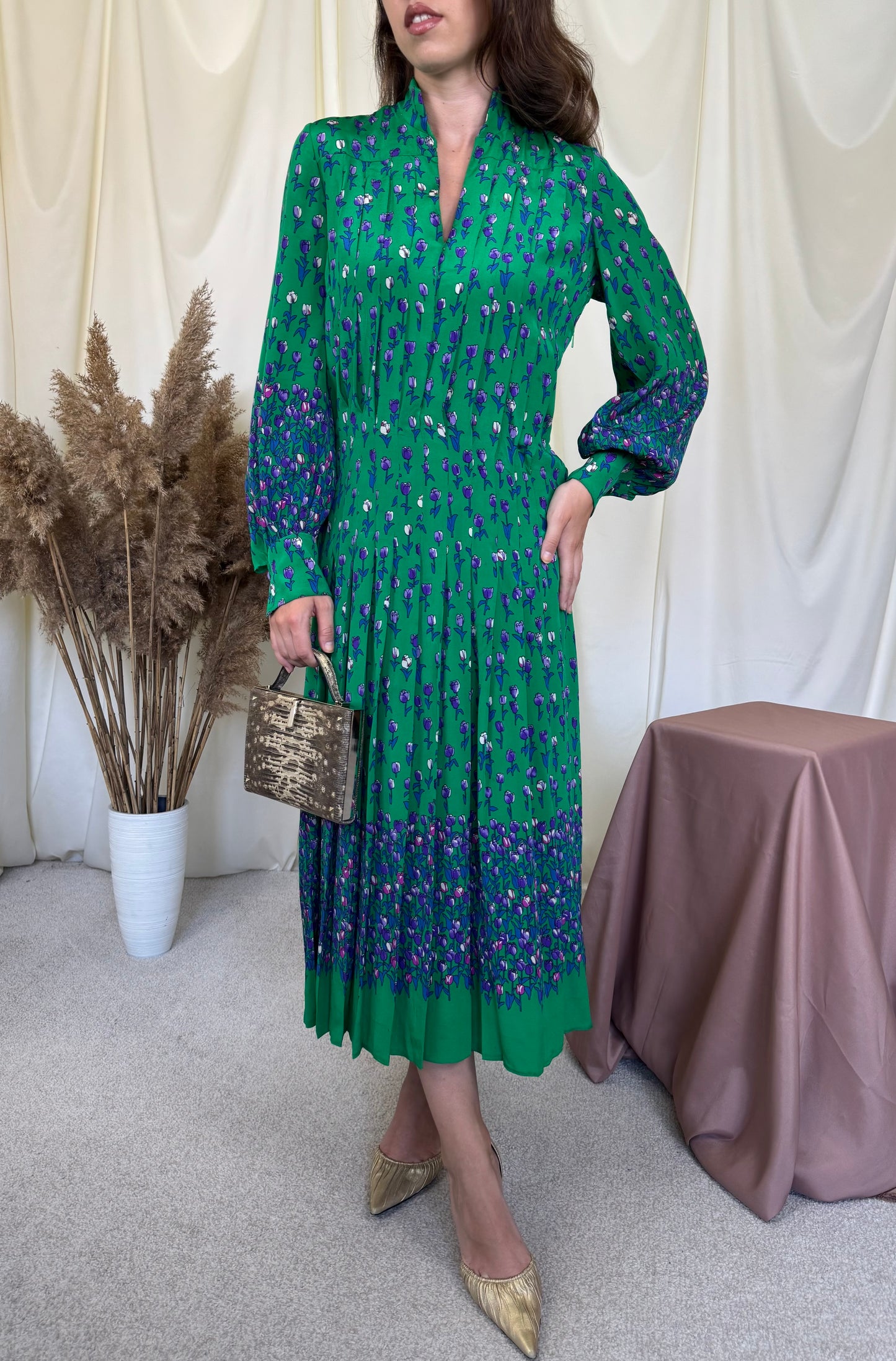 Rochie vintage din 100% mătase naturala cu prin floral, pliuri fine și croială vaporoasă 
(Mărimea M/L)