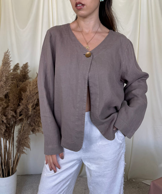 Sacou în fit lejer din 100% in cu nasture tip perla ( mărimea M/L)