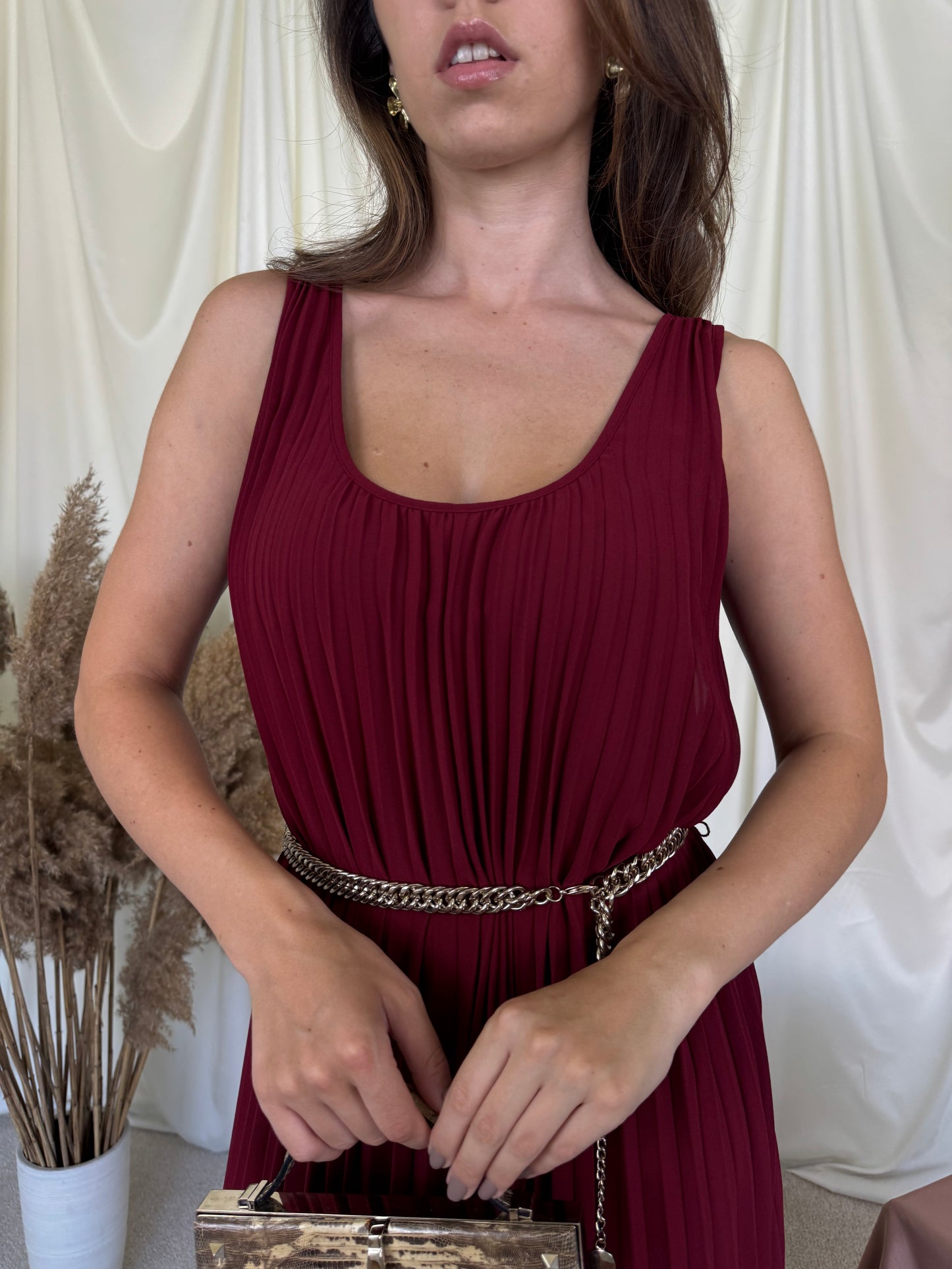 Rochie MICHAEL KORS plisată în croială fluidă, nuanța burgundy + centura metalică aurie inclusă ( marimea S-M)