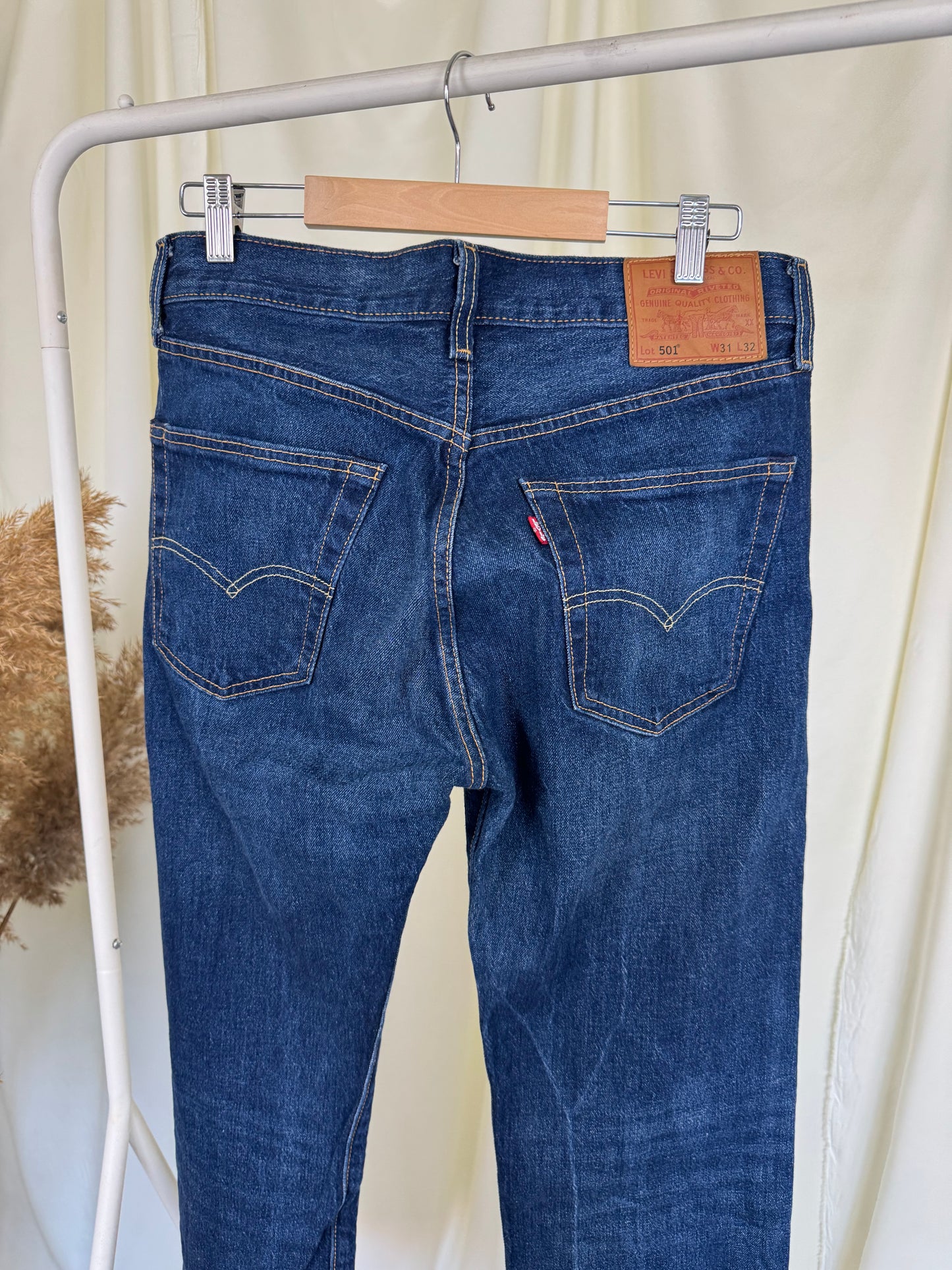 Blugi Levi’s 501 cu talie medie & straight leg 
(Mărimea S/M)