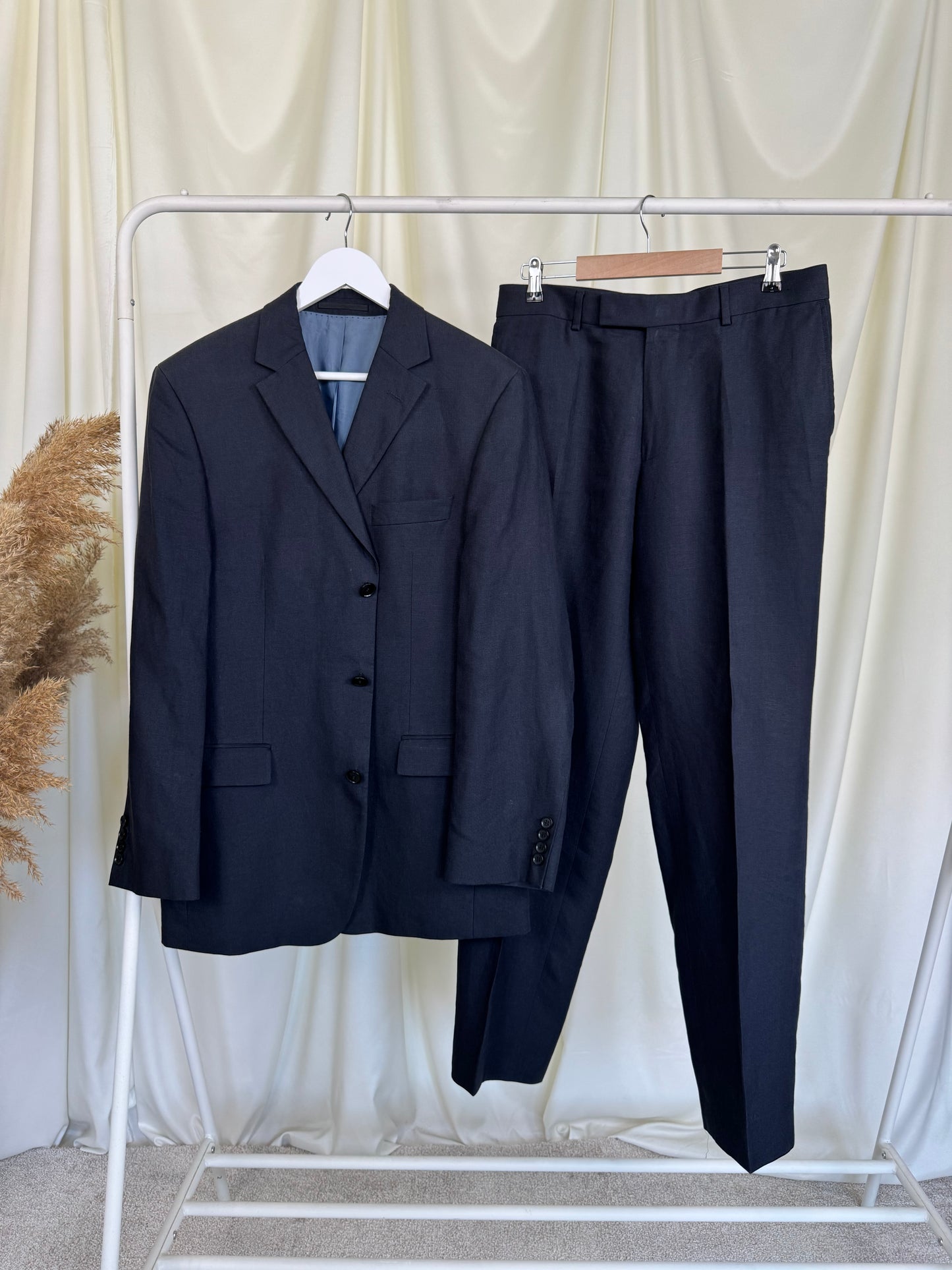 Costum HUGO BOSS din 100% in bleumarin 
(Mărimea 50/M-L)