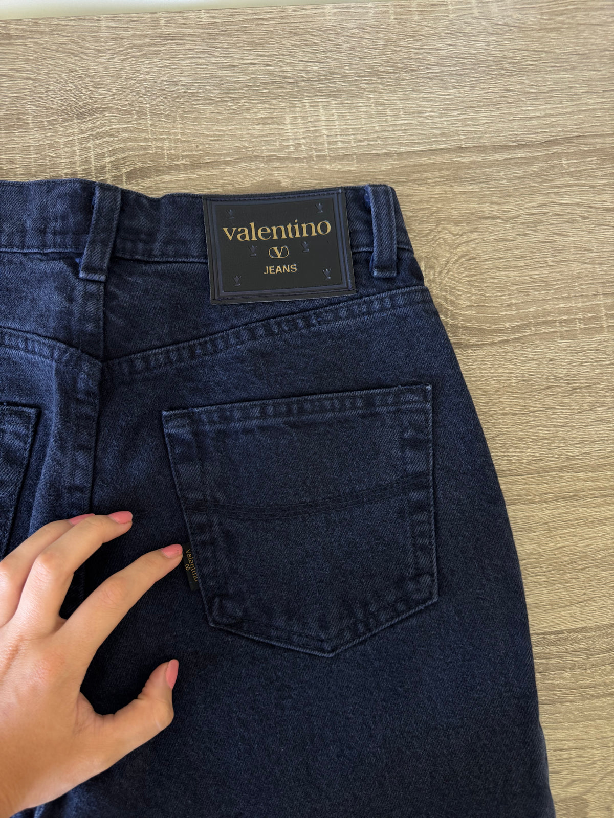 Blugi luxury VALENTINO cu talie înaltă marcata, denim calitativ din bumbac ( mărimea xs)