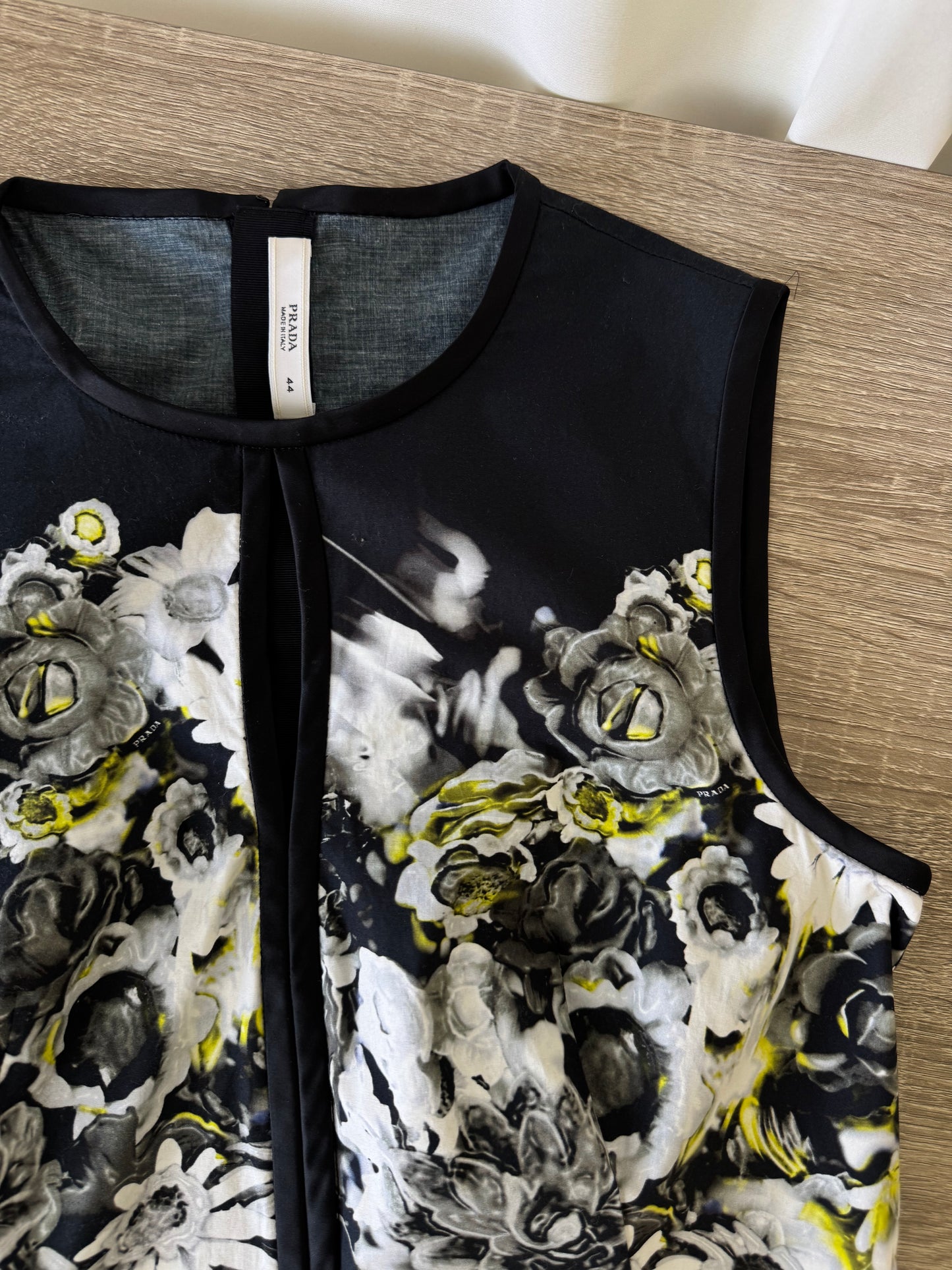 Rochie luxury PRADA din bumbac cu print floral și detalii satinate. Piesă statement în croială feminină ( mărimea S-M)