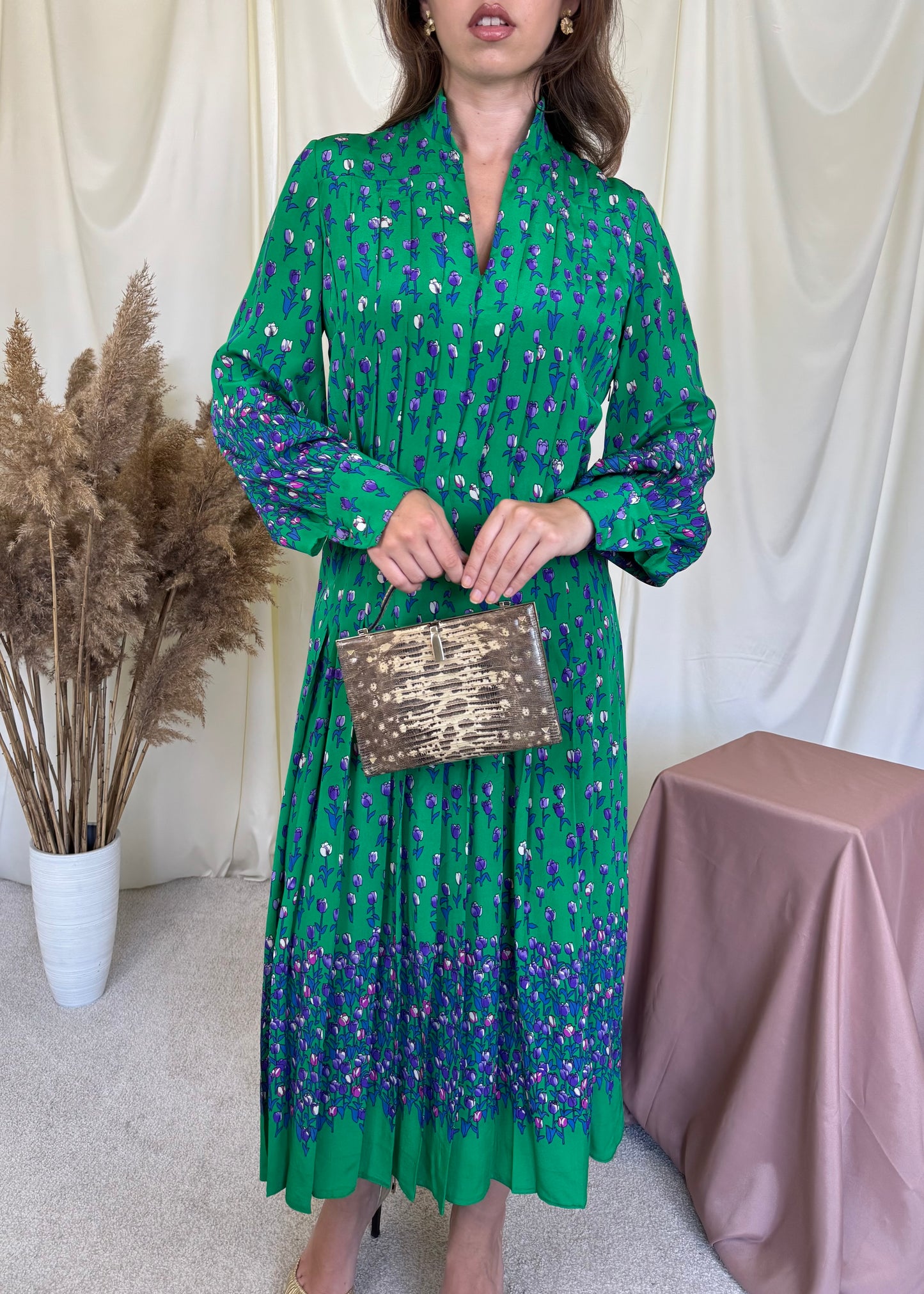 Rochie vintage din 100% mătase naturala cu prin floral, pliuri fine și croială vaporoasă 
(Mărimea M/L)