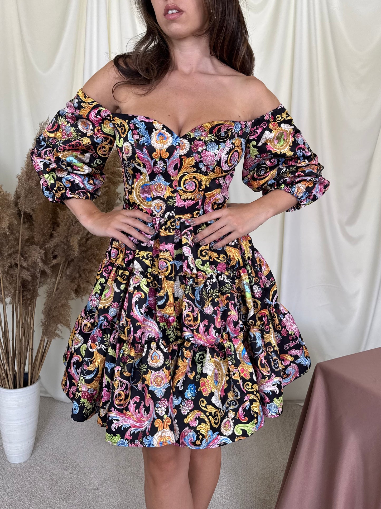 Rochie premium VERSACE cu print baroc inscripționat, nuanțe vibrante ( mărimea S-s/m)