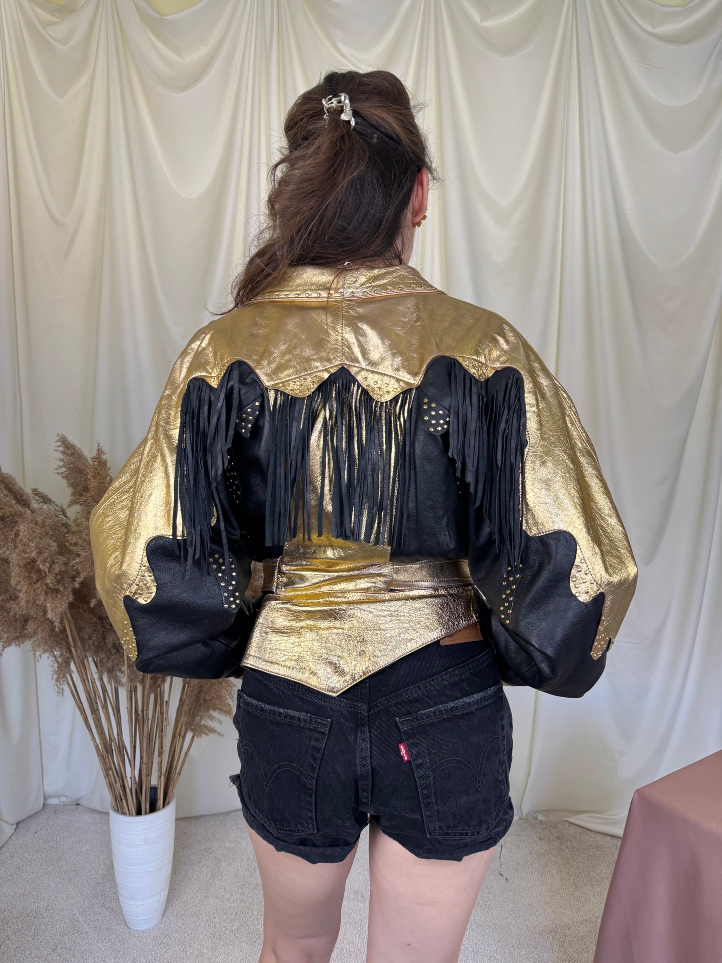 Piesă vintage statement din piele naturală extrem de rară cu aplicații spectaculoase, franjuri și ținte. TRUE VINTAGE 
(Mărimea S-L)