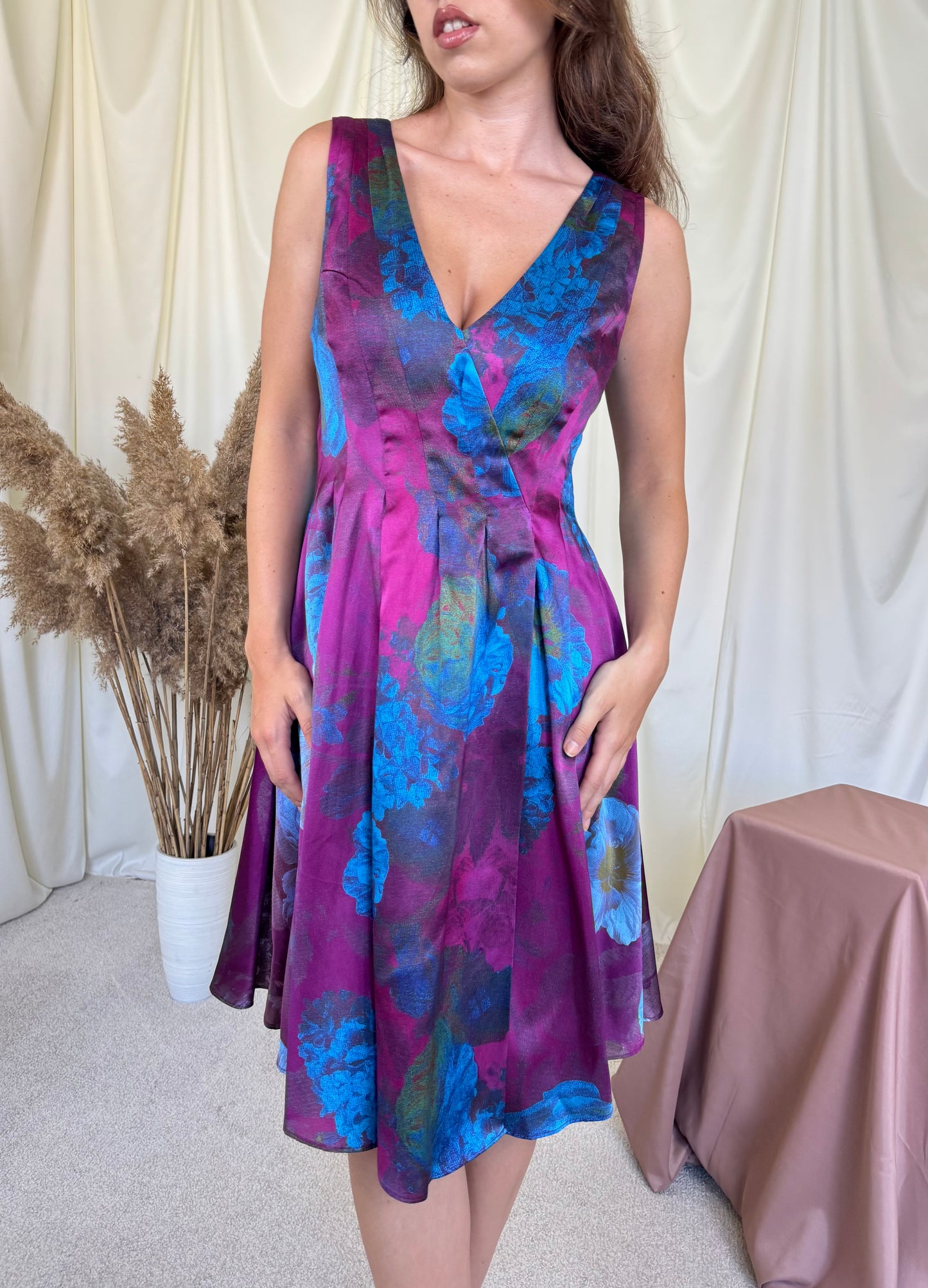 Rochie din mătase și bumbac cu print floral în nuanțe vibrante și talie marcata
(Mărimea M)